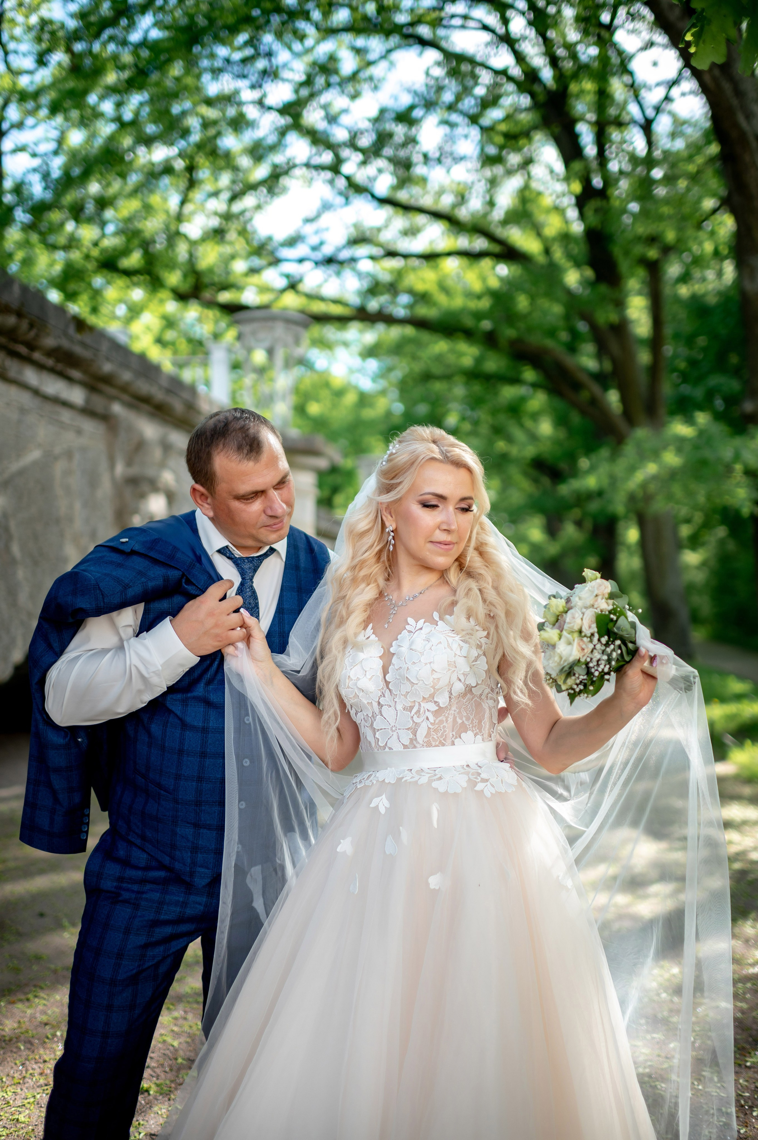 Евгения (фотосессия с малиновым chevrolet camaro, в сирени в Пушкине в Екатерининском парке). Портретный, семейный и свадебный фотограф в Санкт-Петербурге и в Пушкине Ширяев Денис