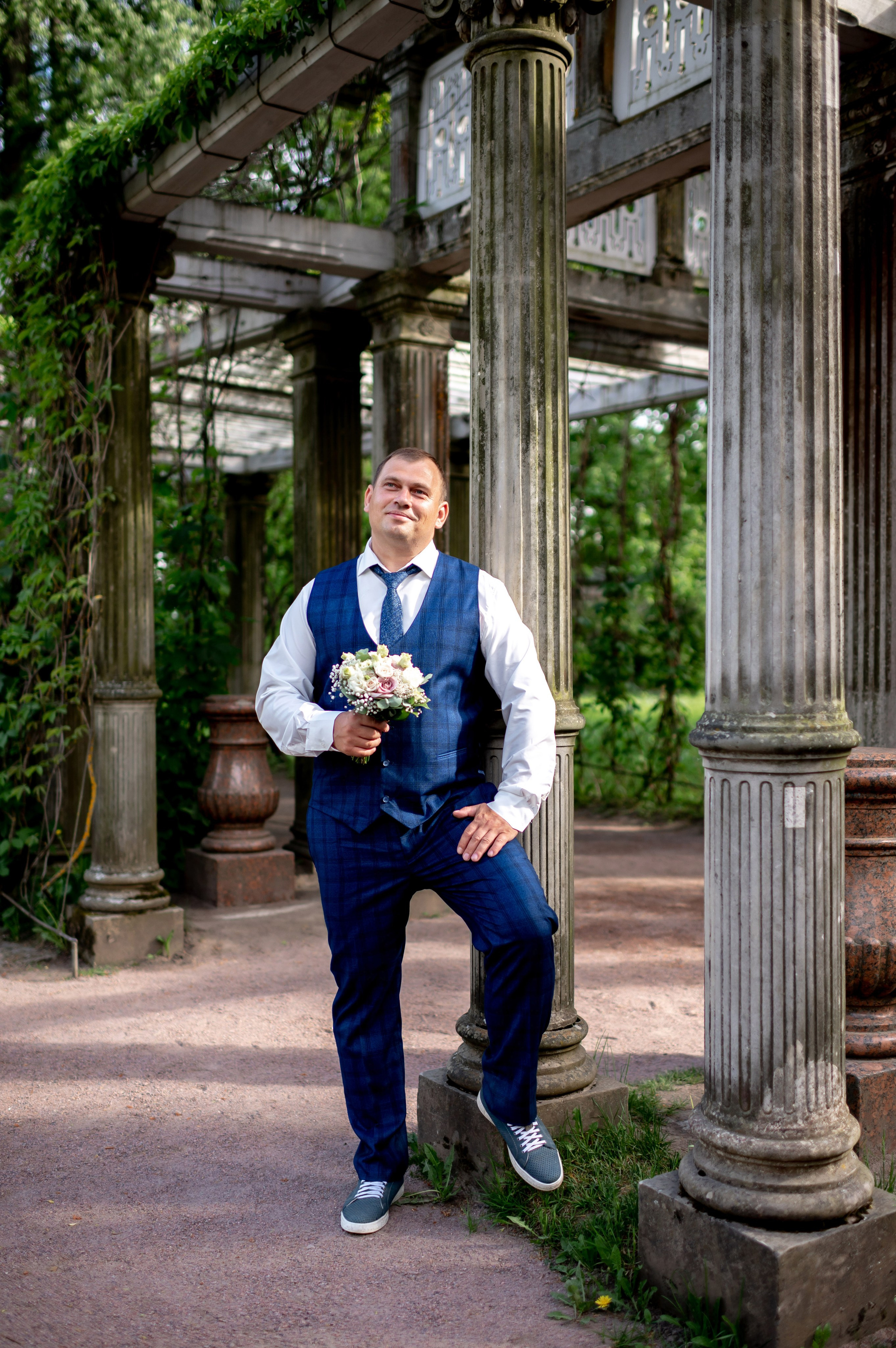 Евгения (фотосессия с малиновым chevrolet camaro, в сирени в Пушкине в Екатерининском парке). Портретный, семейный и свадебный фотограф в Санкт-Петербурге и в Пушкине Ширяев Денис