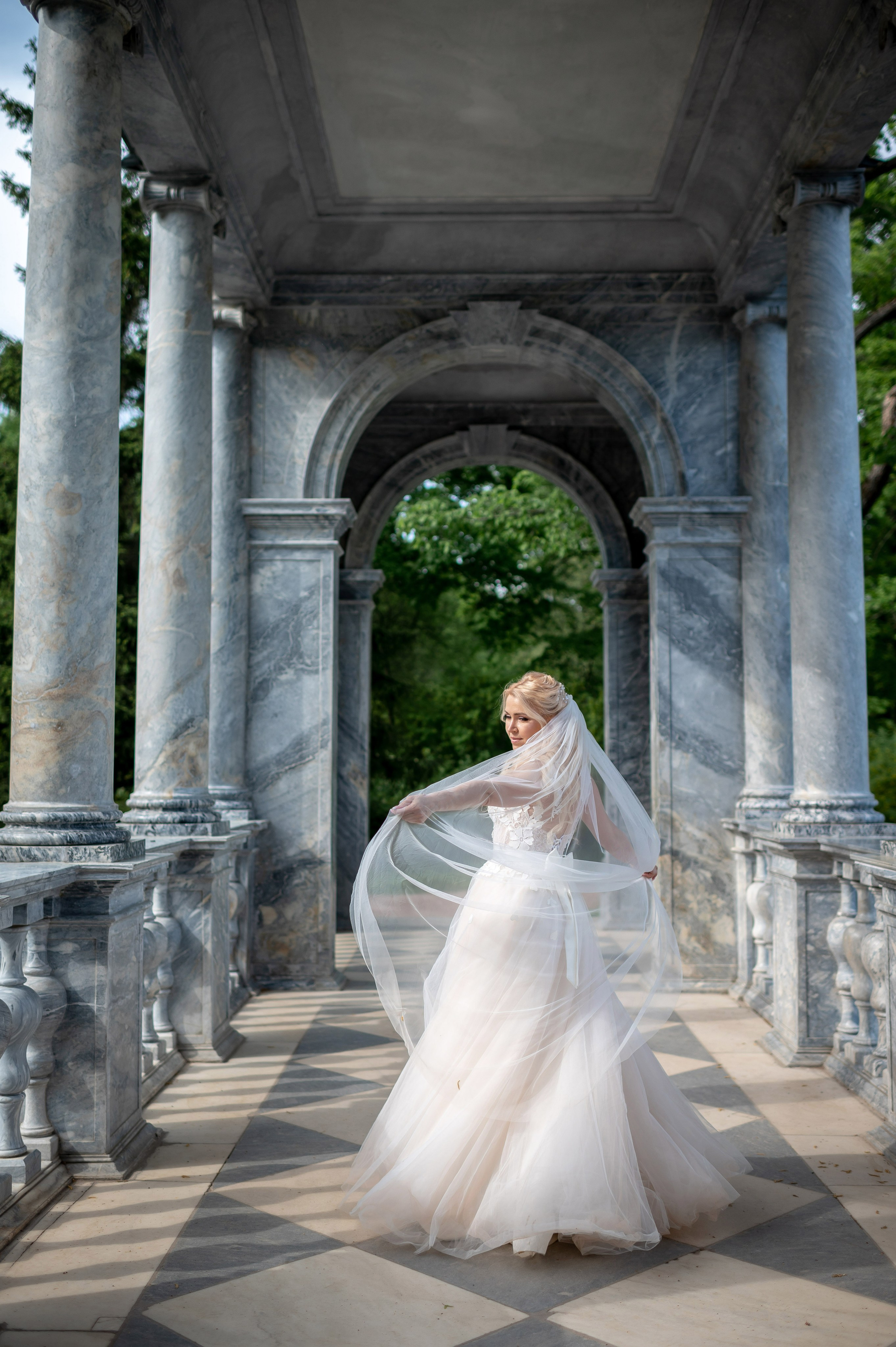 Евгения (фотосессия с малиновым chevrolet camaro, в сирени в Пушкине в Екатерининском парке). Портретный, семейный и свадебный фотограф в Санкт-Петербурге и в Пушкине Ширяев Денис