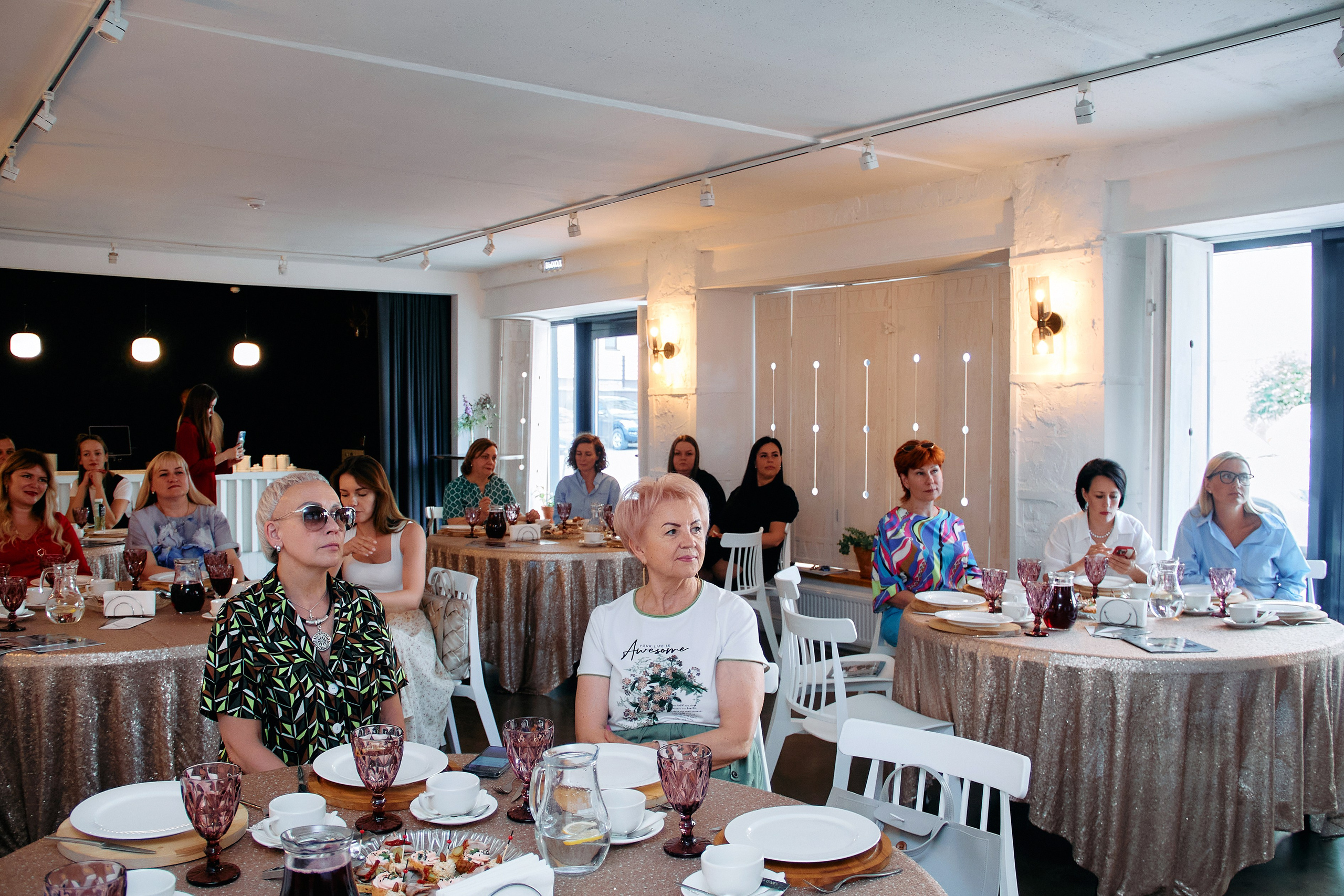 Деловой разговор «Перспективы инвестиций в 2024 году». Фотограф в Смоленске Ася Польшина