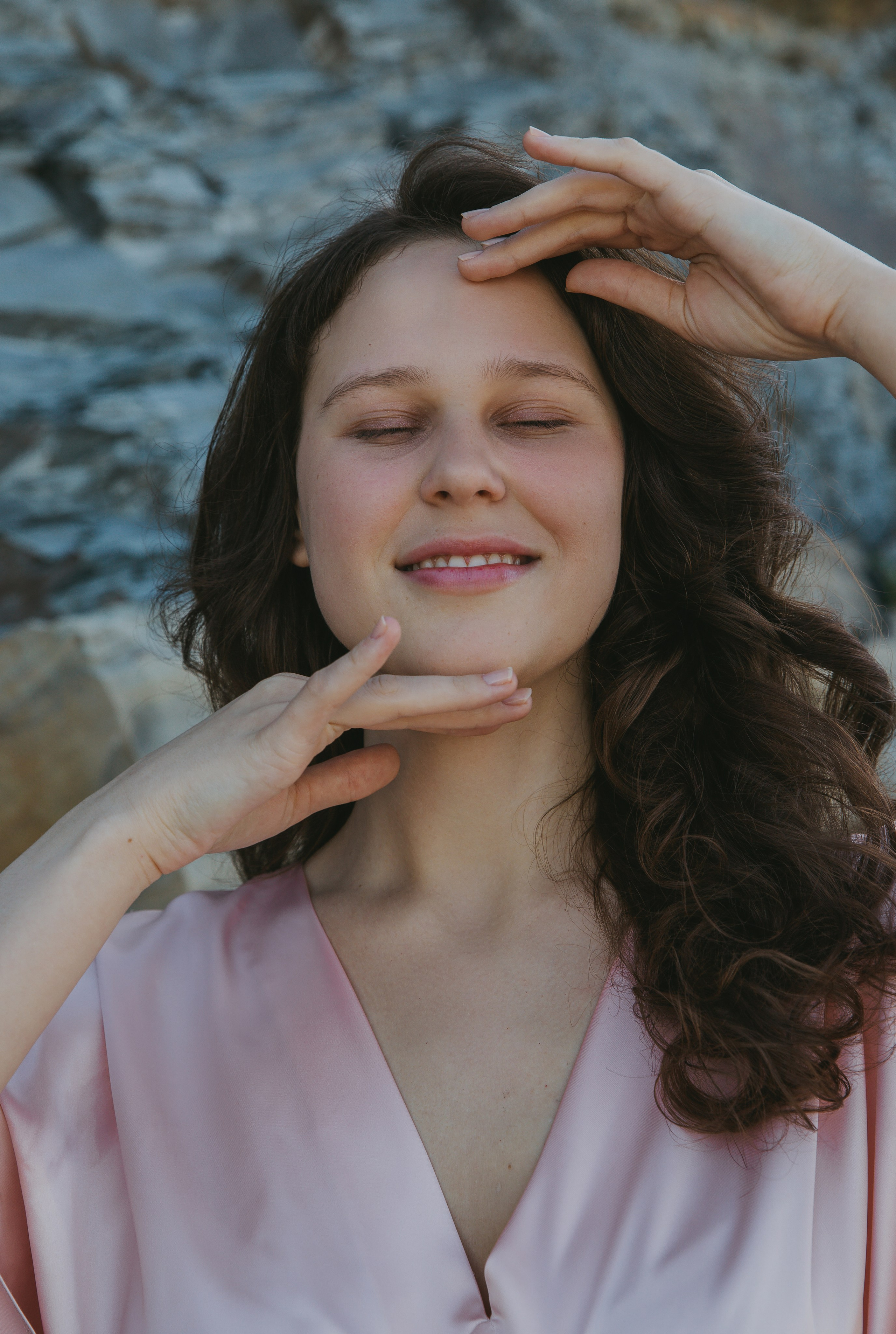 На галечном пляже