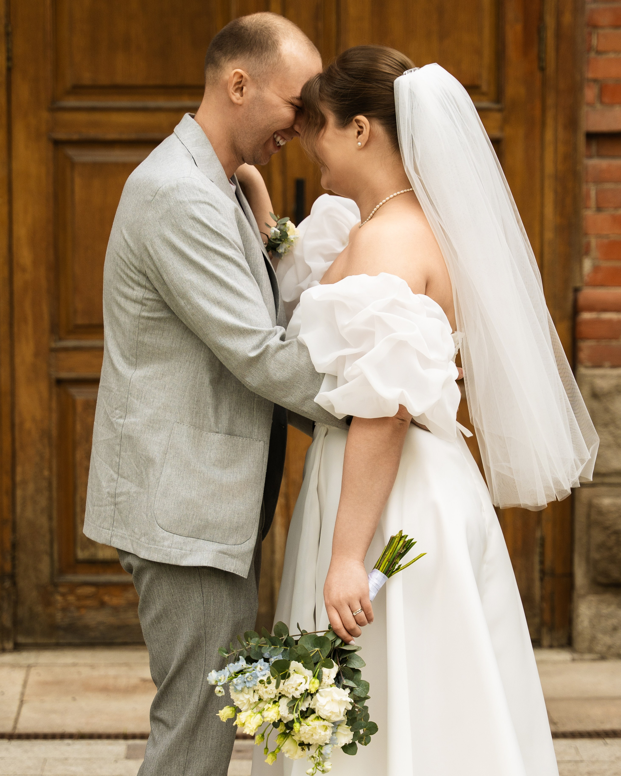 Свадебный фотограф в Уфе сделал кадр в зелёном парке города