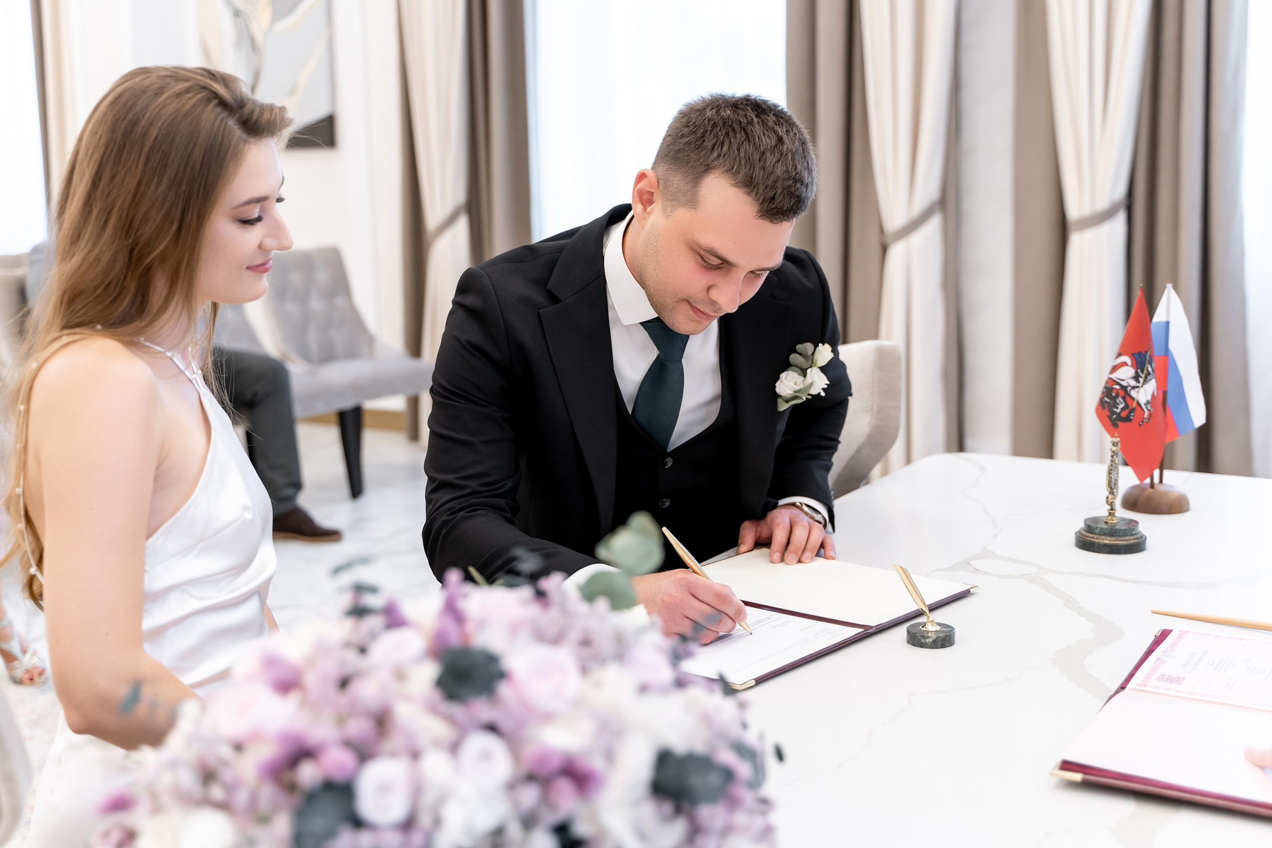 Свадебный фотограф в Москве. Свадебный фотограф Видное, Бутово, Домодедово, Щербинка, Царицыно. Роспись во дворце бракосочетания Южное Бутово. Регистрация брака в Москве и Московской области. Фотограф на свадьбу. Свадебная фотосессия в центре Москвы. Фотосессия свадебного банкета  в ресторане. Выездная регистрация брака. Фотосессия молодоженов. Свадебная прогулка. Жених и невеста в день свадьбы. Wedding in Moscow. Свадебная фотосессия  в Барвихе. Стильная свадебная фотография. Сборы жениха и невесты в день свадьбы. 