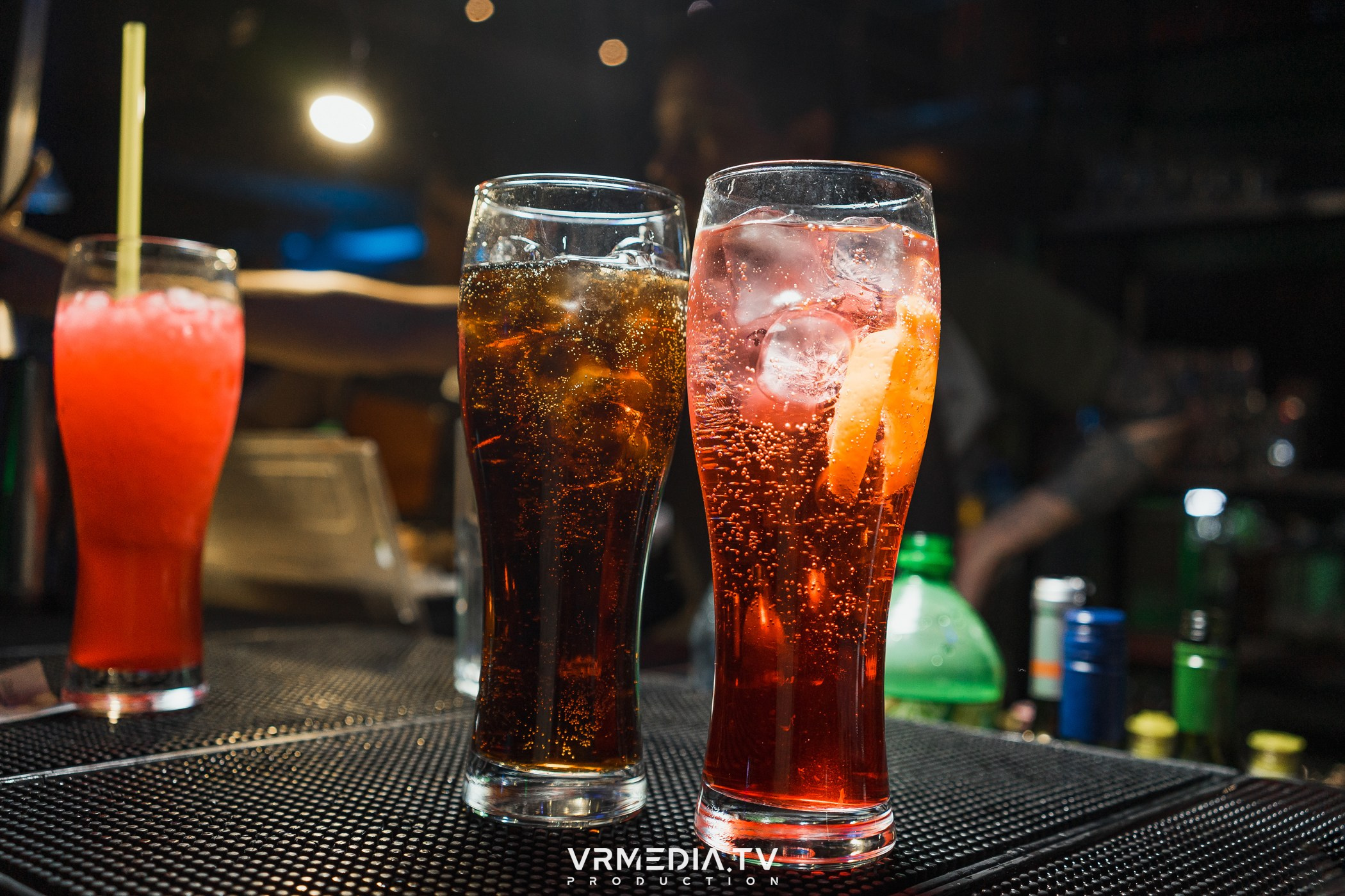 Бумажный дом в баре «Друзья»