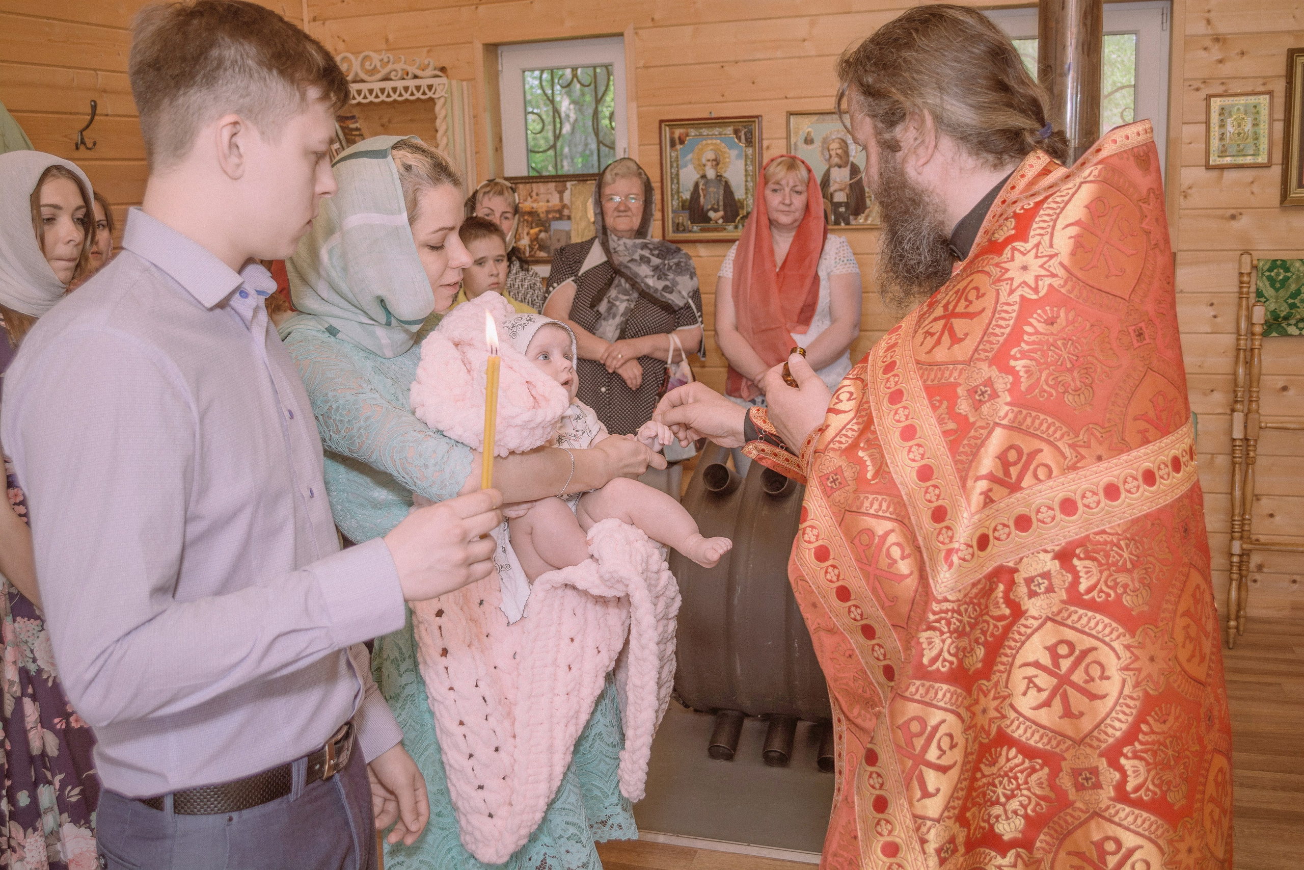 Крещение Василисы в храме Николая Чудотворца в д. Старый погост. Фотограф Евгений Егоров