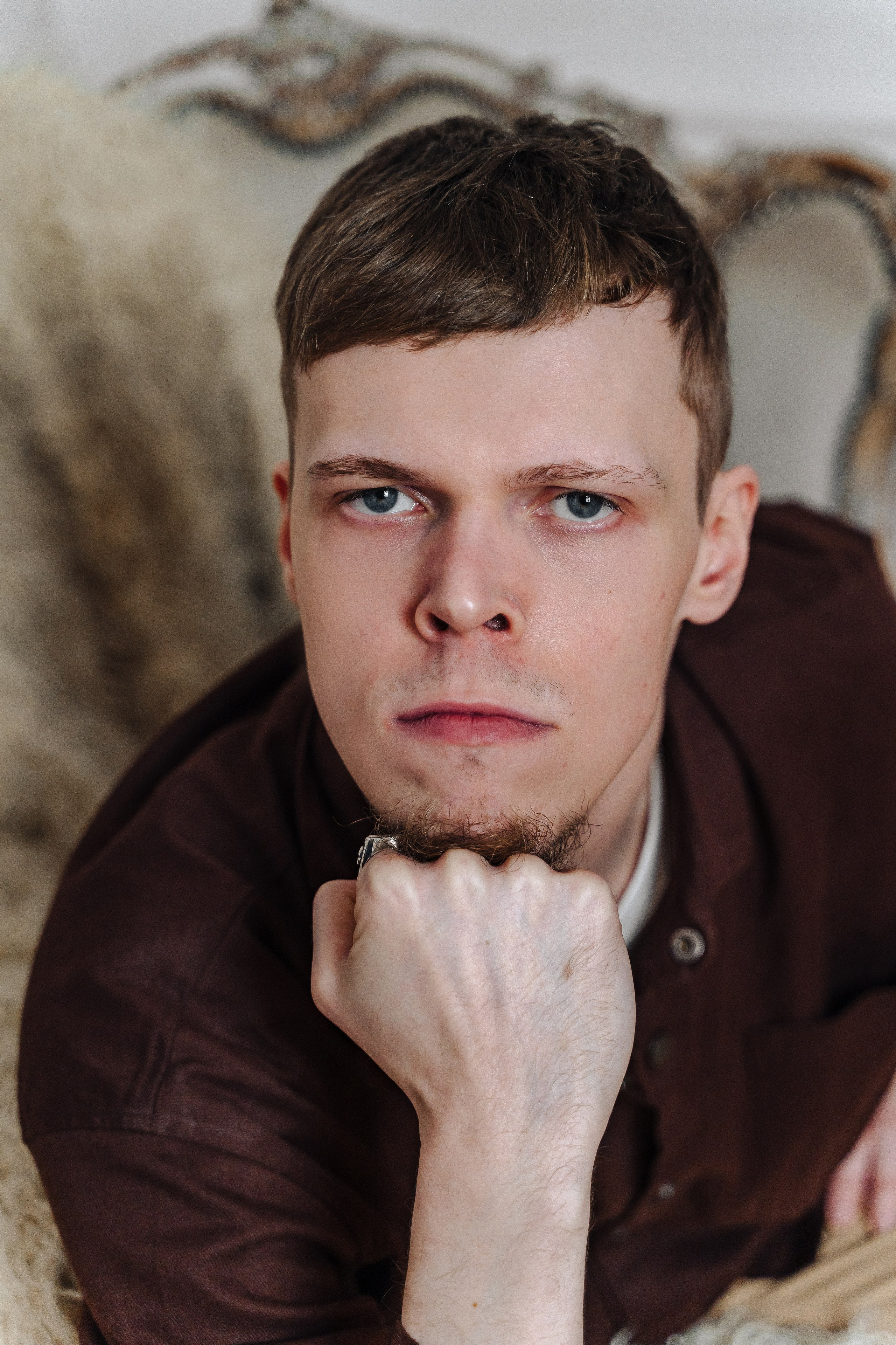 Зимняя фотосессия лавстори с предложением руки и сердца в фотостудии