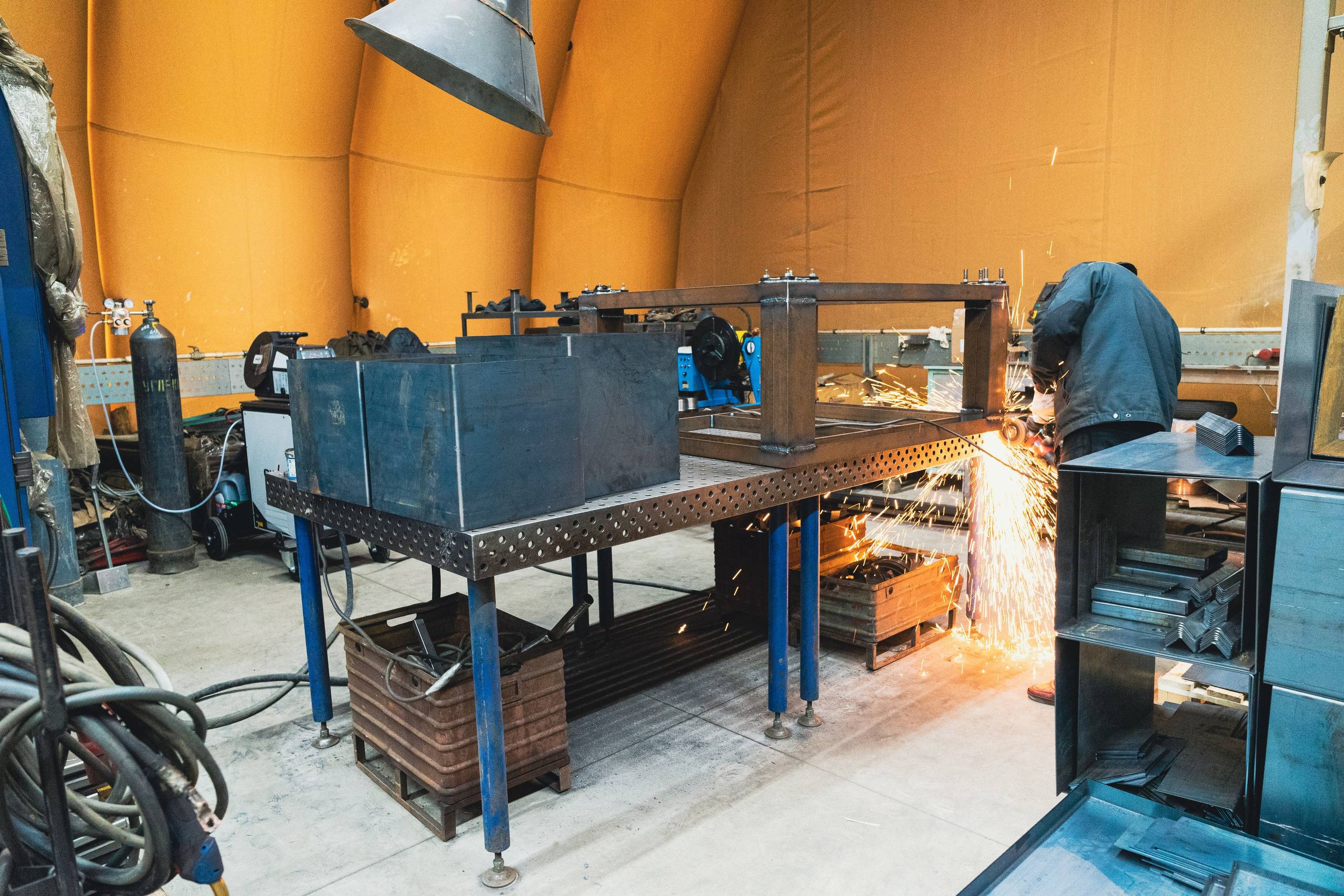 Рабочие цеха компании ПВК. Коммерческий Фотограф Виктор Фоменых