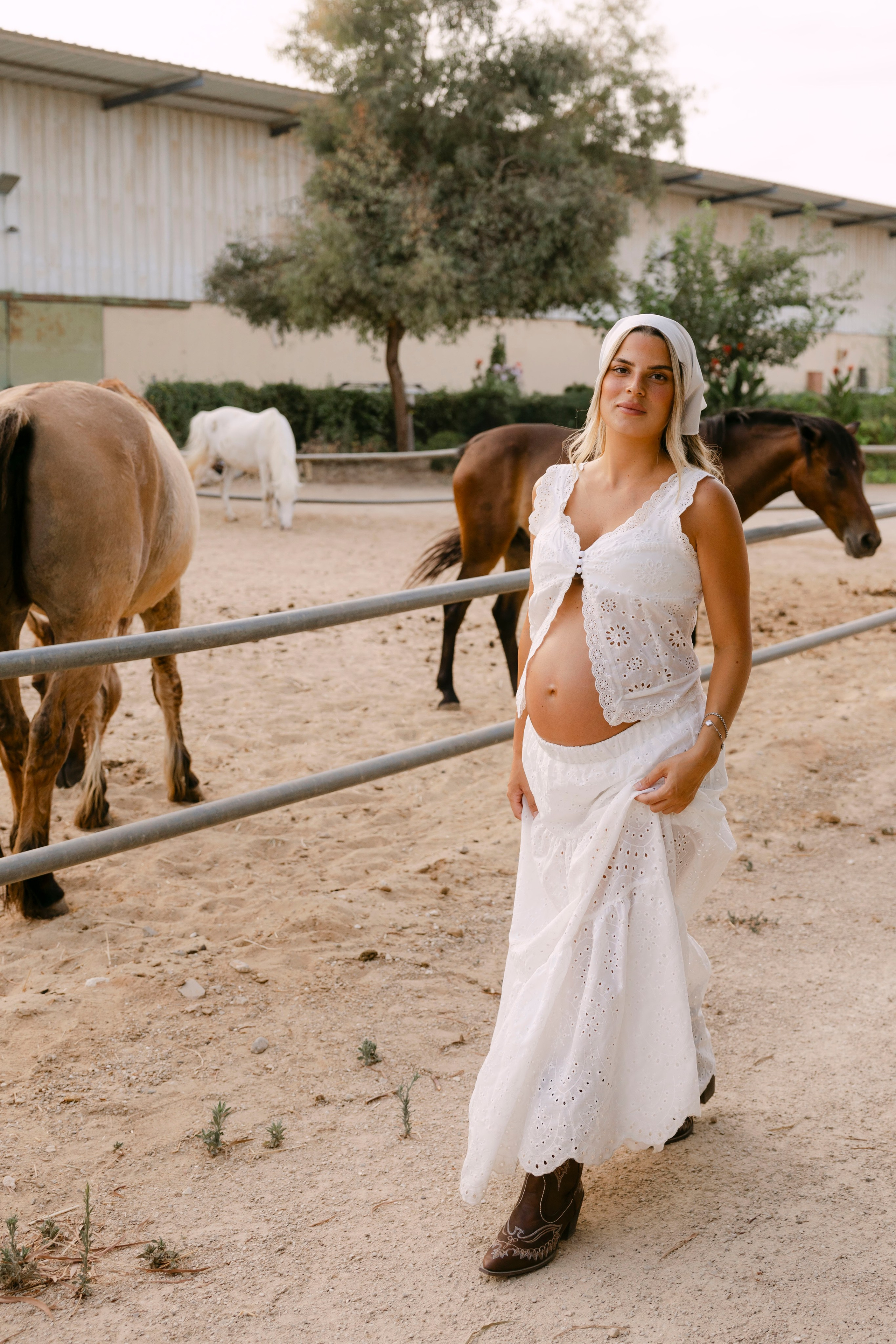 Pregnancy photoshoot at the horse farm. Главная