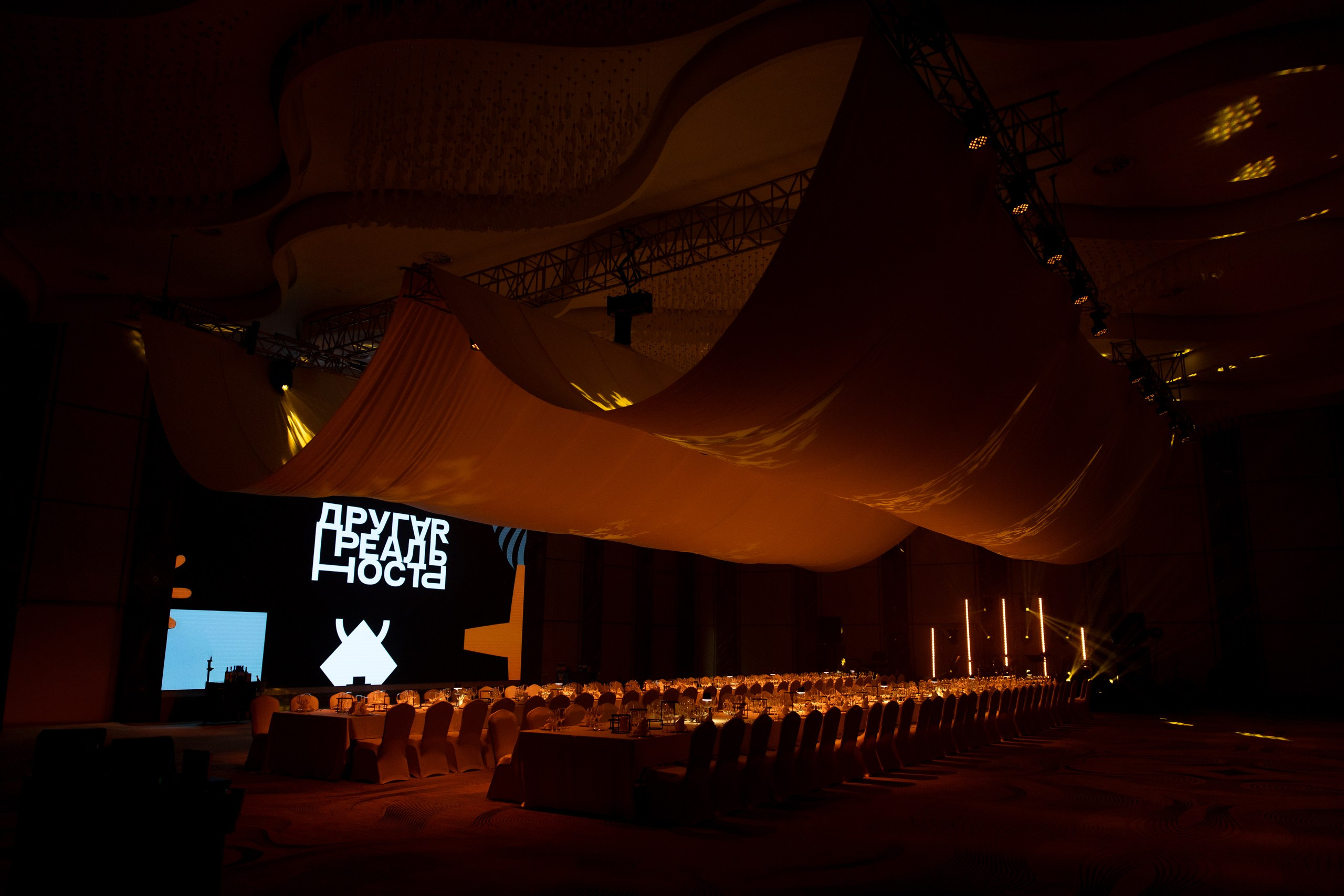 Здравствуйте! Я свадебный фотограф из Ульяновска, работаю в том числе по всей России и с выездом за границу. Снимаю свадьбы, lovestory, корпоративы, светский репортаж. Провожу обучение по фотографии, мастер-классы и воркшопы для других фотографов.