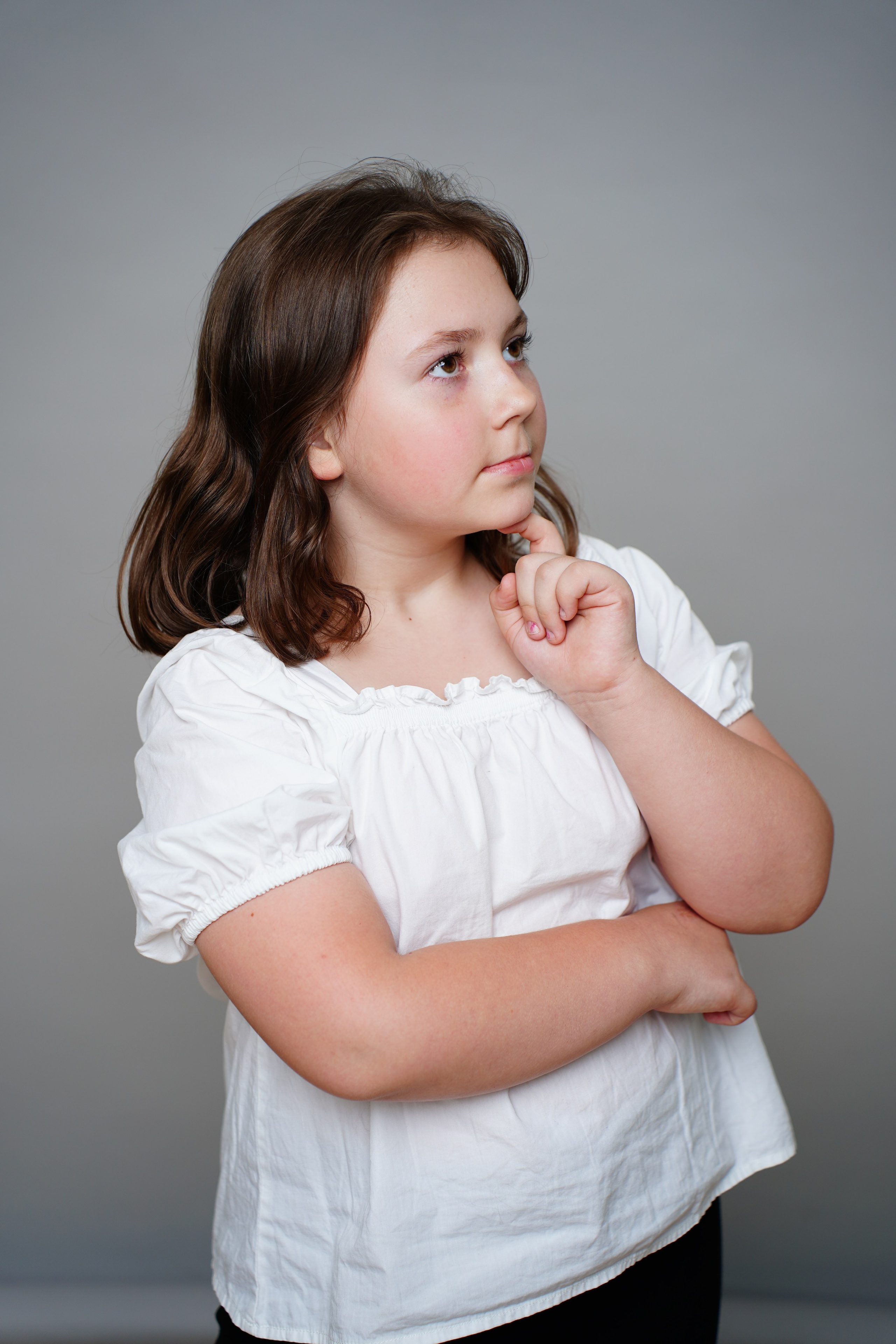 фон серый , бумажный. Съемку проводили в школьном помещении