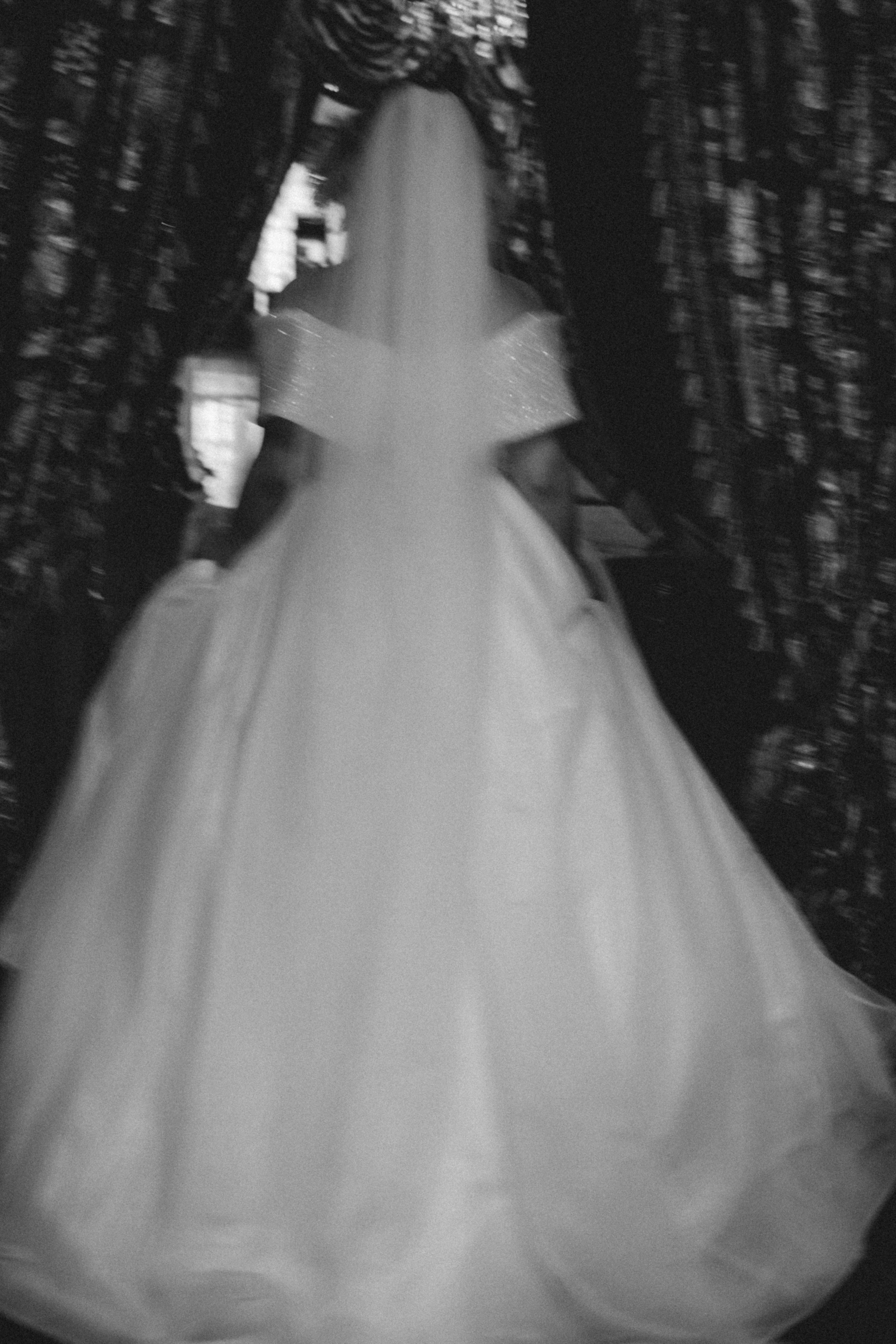 невеста бежит в отеле