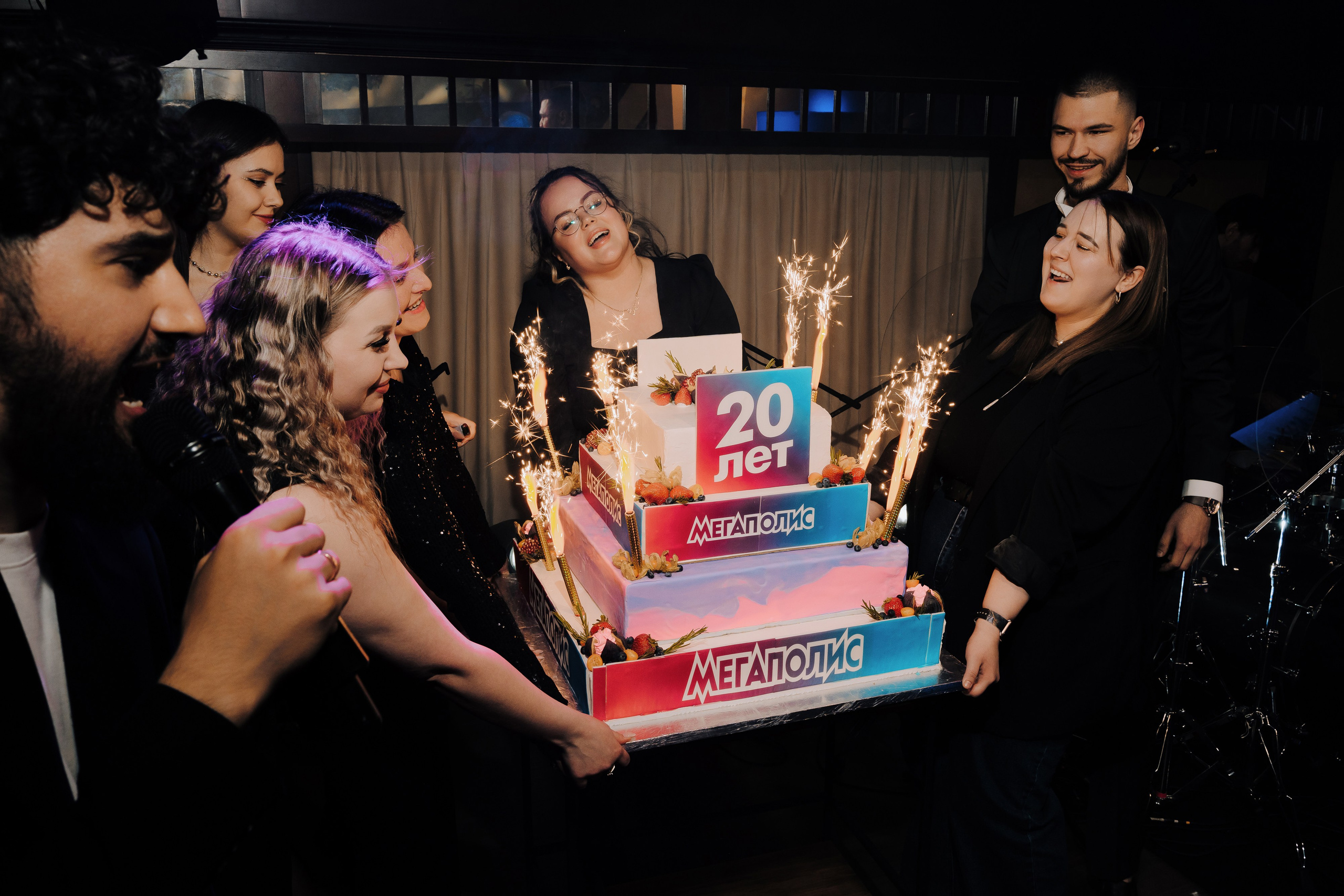 20 ЛЕТ МЕГАПОЛИС ЧЕЛЯБИНСК ХЕДЛАЙНЕР ЕЛКА. Репортажный фотограф Зуев Роман г. Челябинск