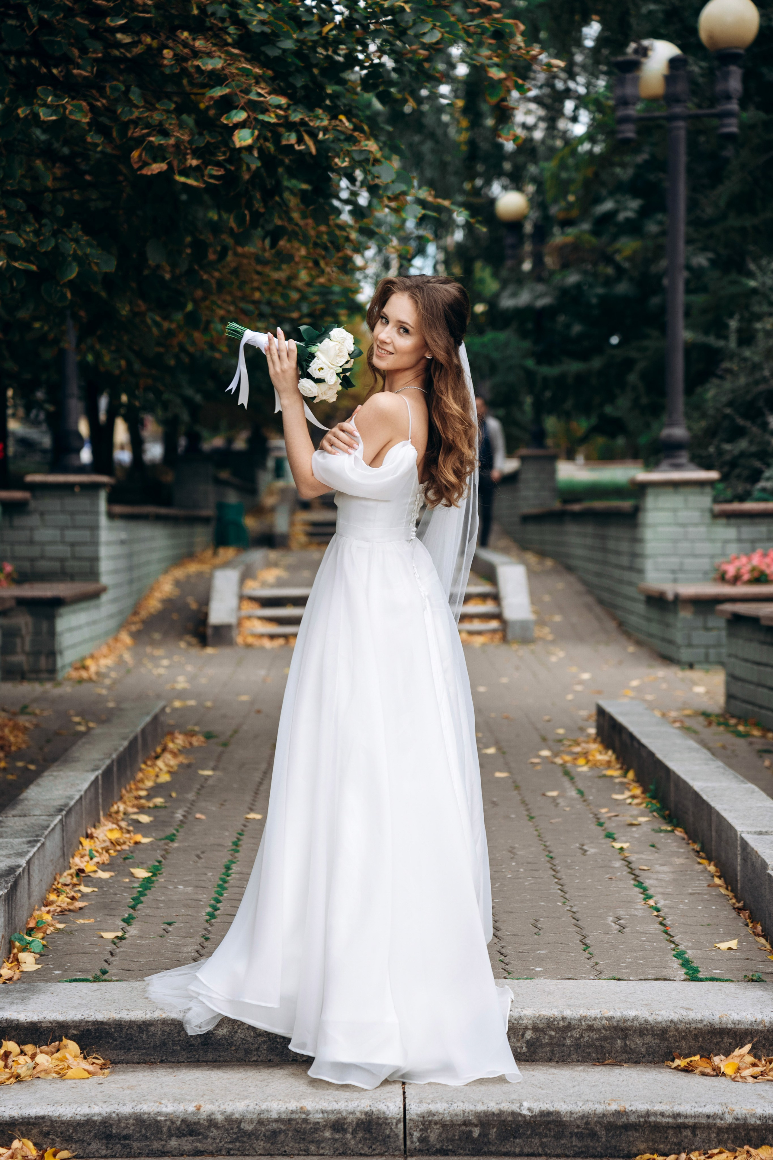 фотограф на свадьбу в Казани, свадебная фотосессия в городском парке, платье невесты