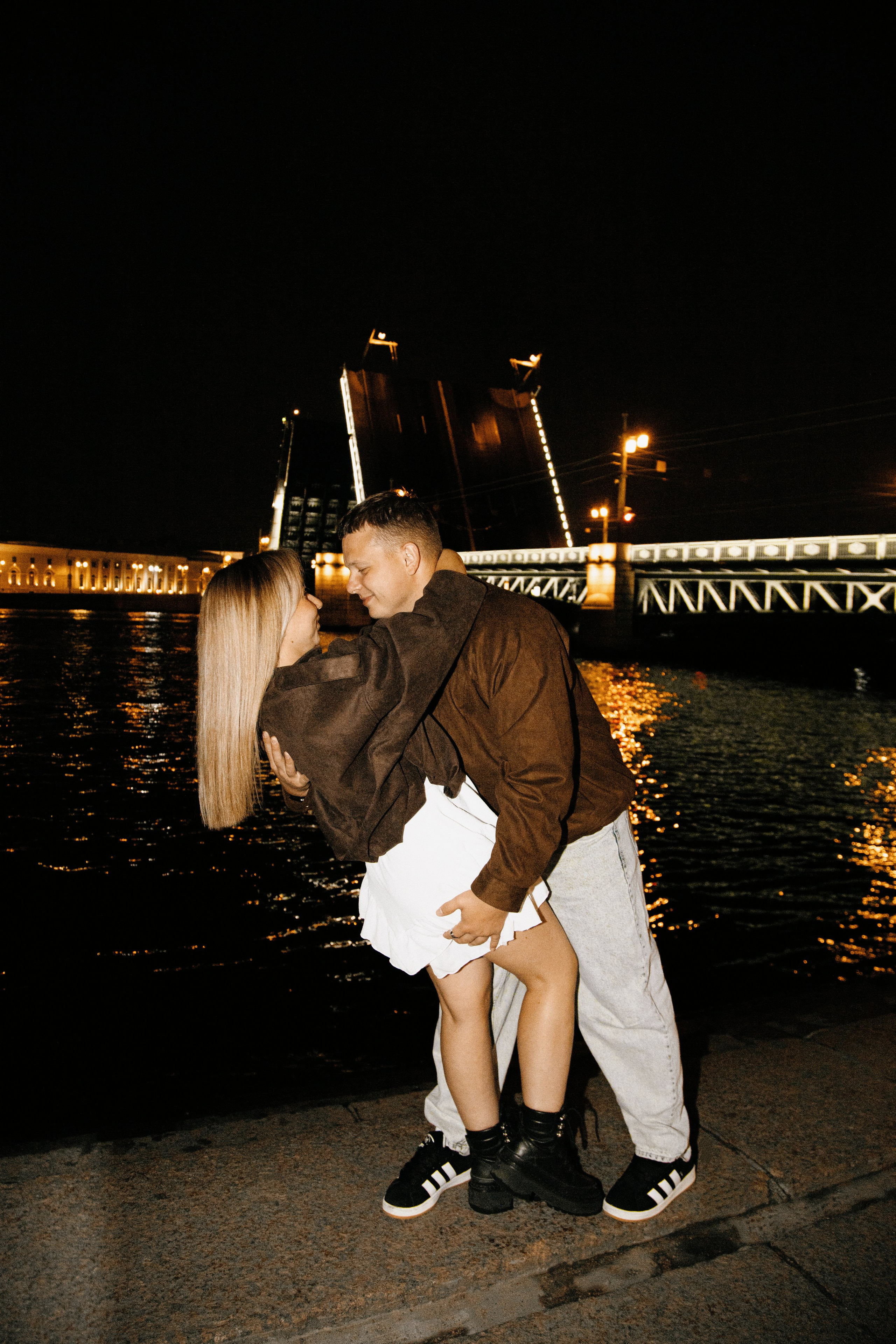 Тёмная ночь, мосты, любовь🤍. Петербургский фотограф — Рия