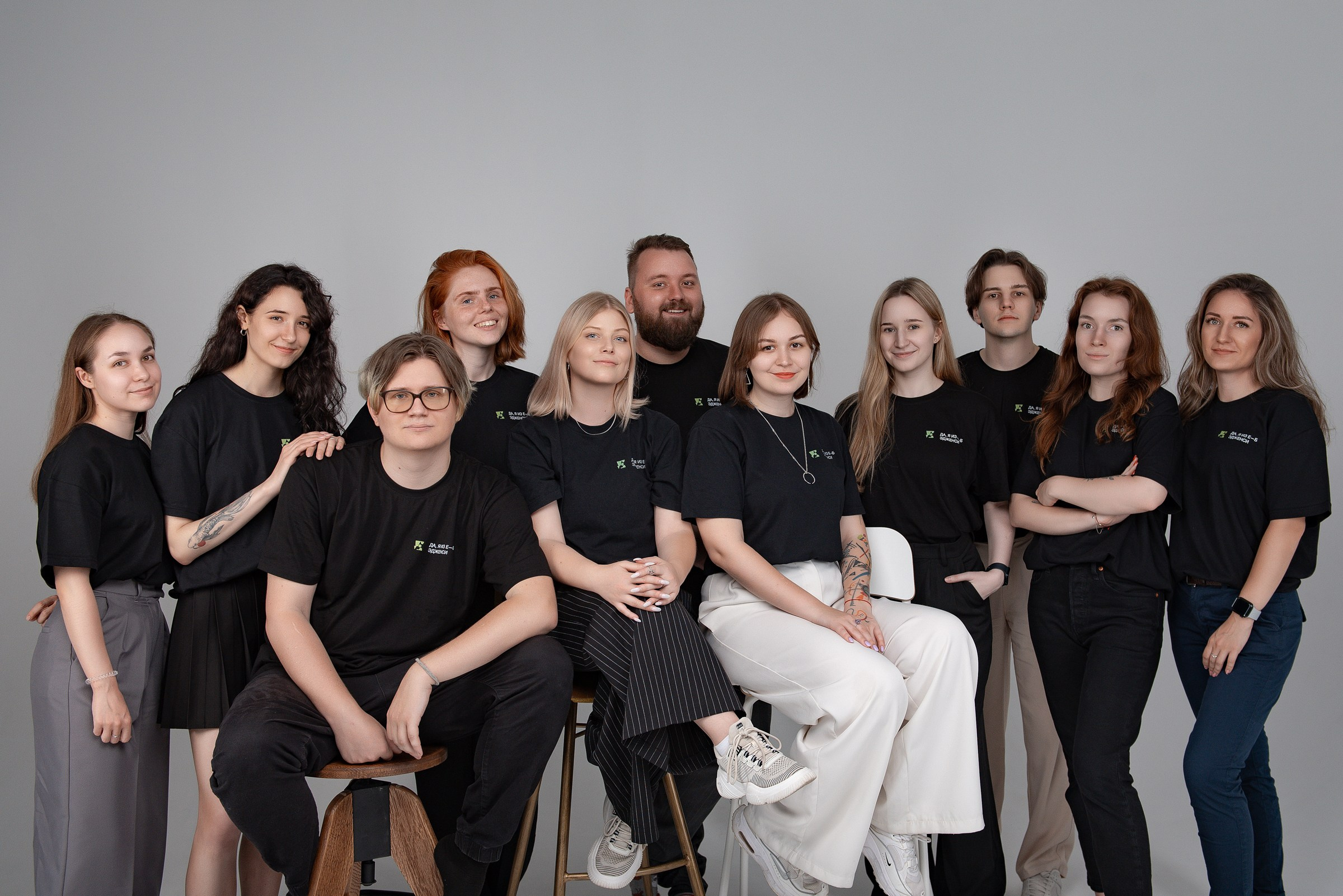 Съёмка сотрудников для сайта, портретная съёмка на чёрном или белом фоне, контент съёмка