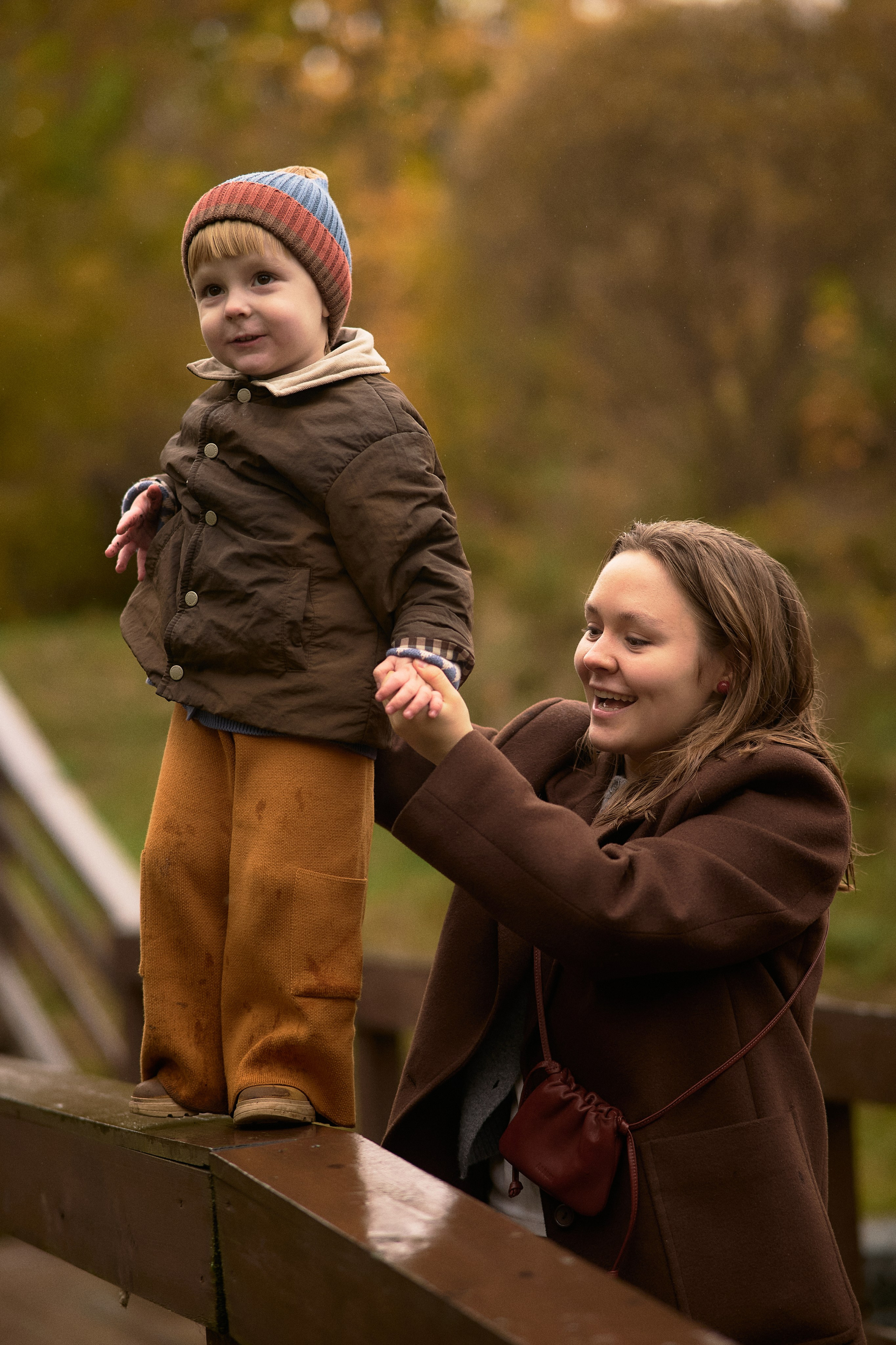 Света и Илюша под дождём. Семейный и свадебный lifestyle-фотограф в Москве Мария Петрова