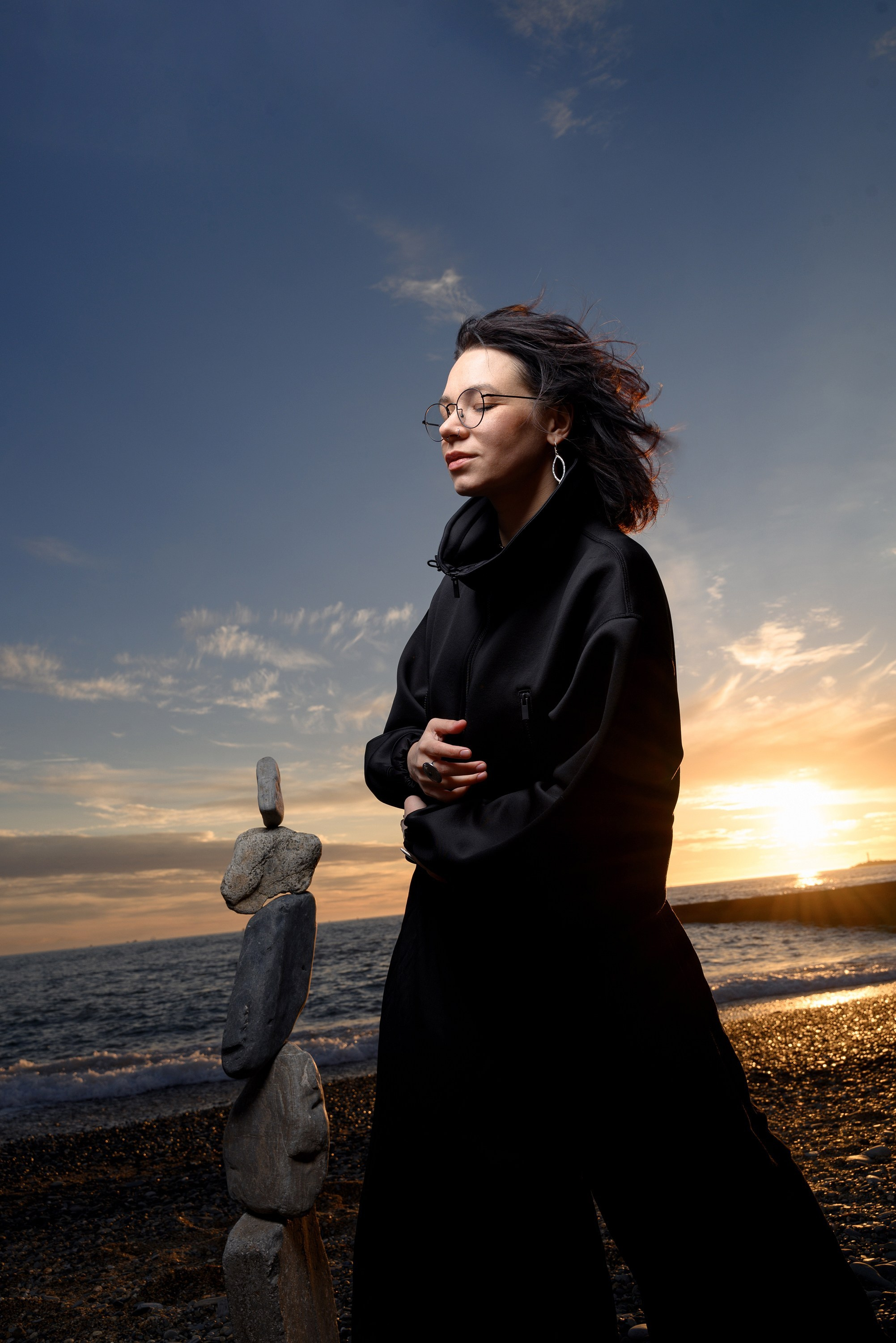 Фотограф в Сочи создает уникальные портреты на закате у моря