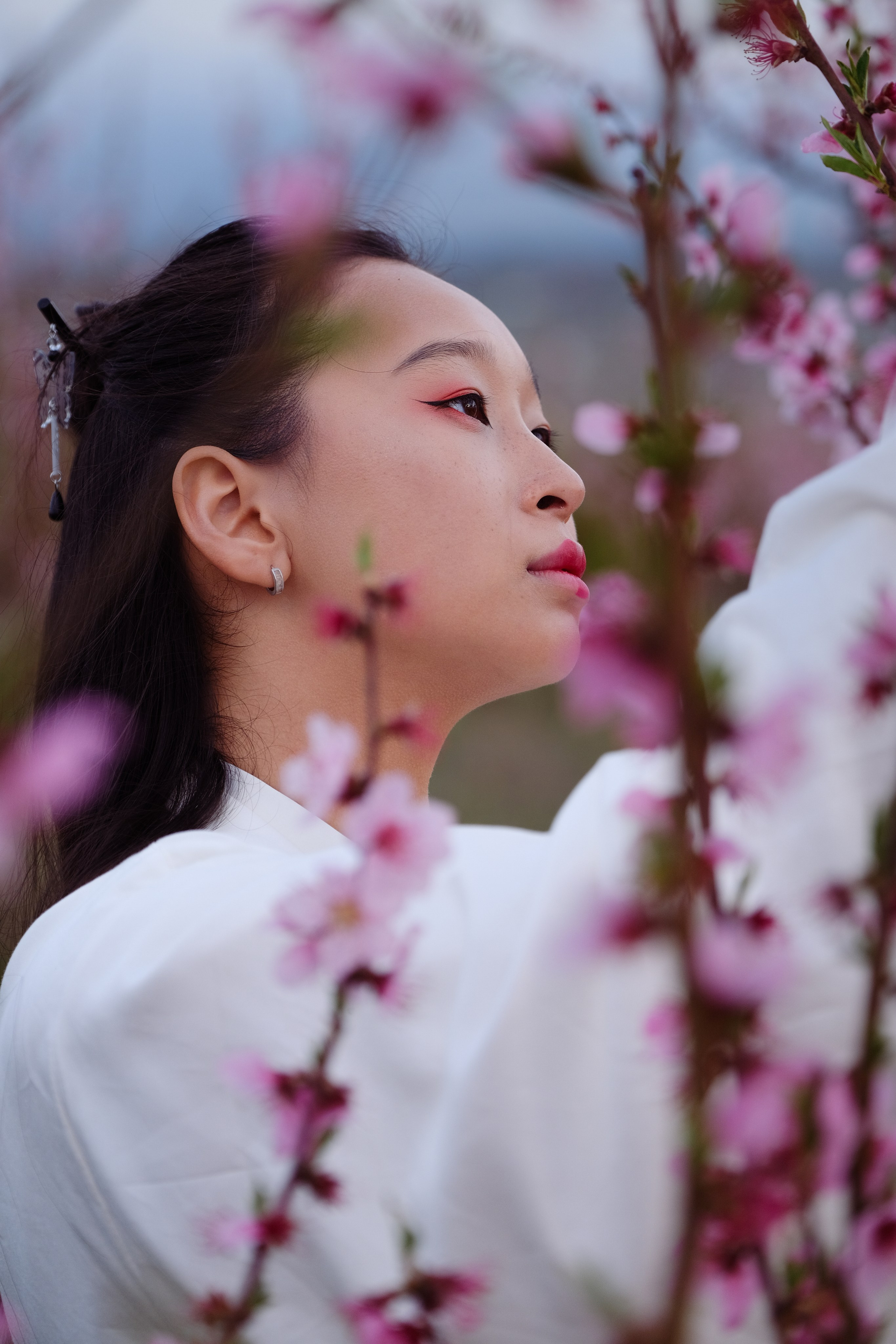 Фото в цветущих персиковых садах. Профессиональная фотосъемка в Крыму. Натуральные эмоции и живые кадры. Забронируйте дату прямо сейчас!