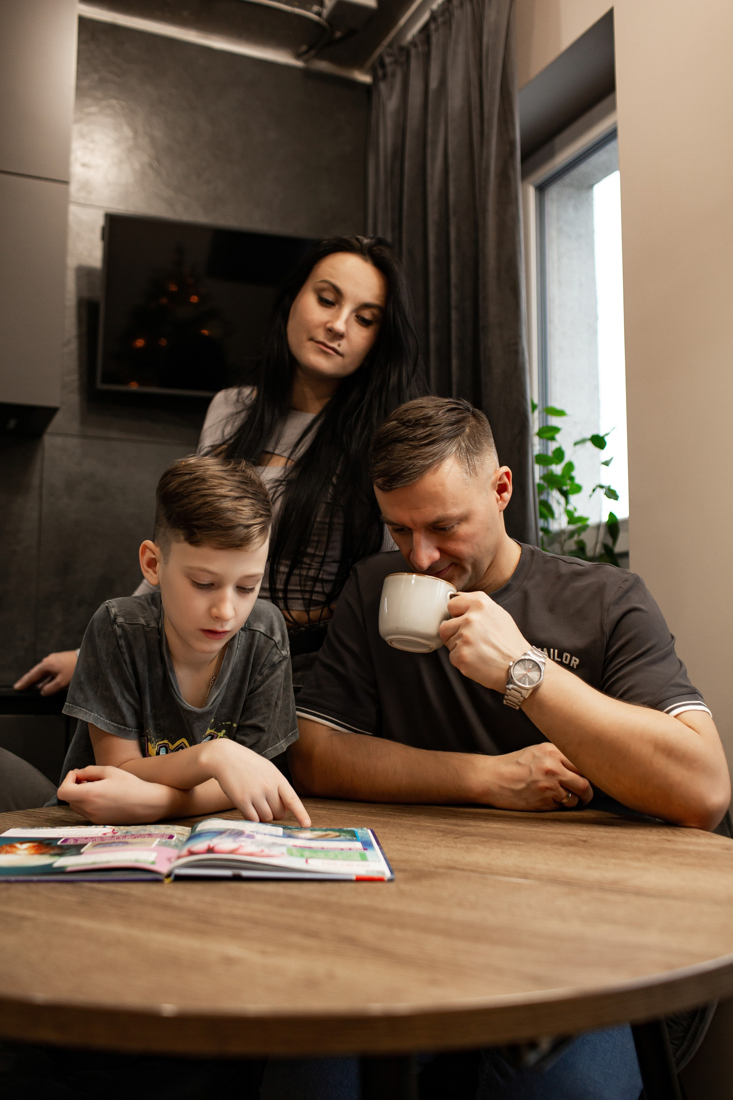 Совместный завтрак. Семейная съемка — это красивый способ признаться своей семье в любви