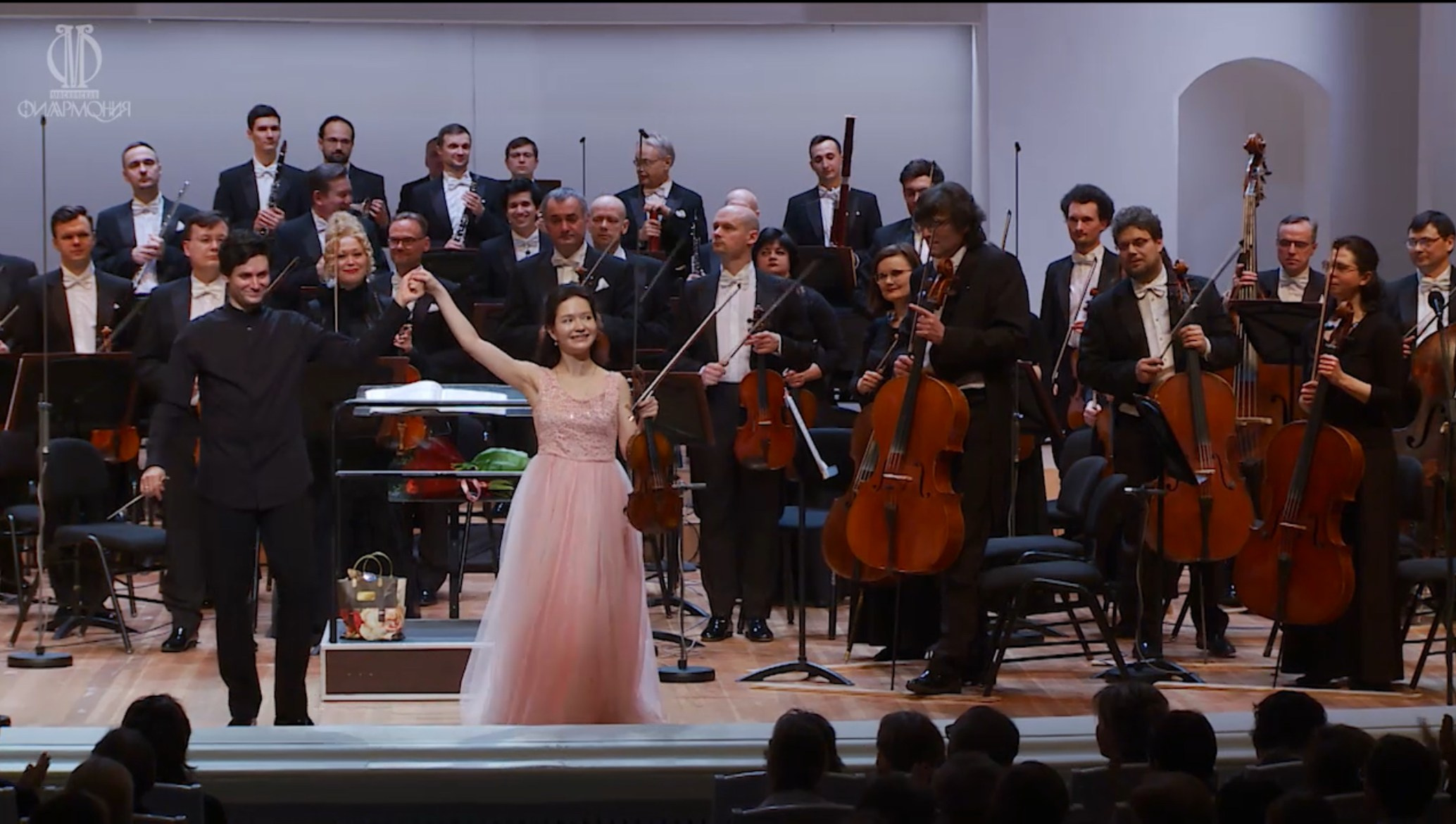 На сцене. Скрипачка Анна Савкина