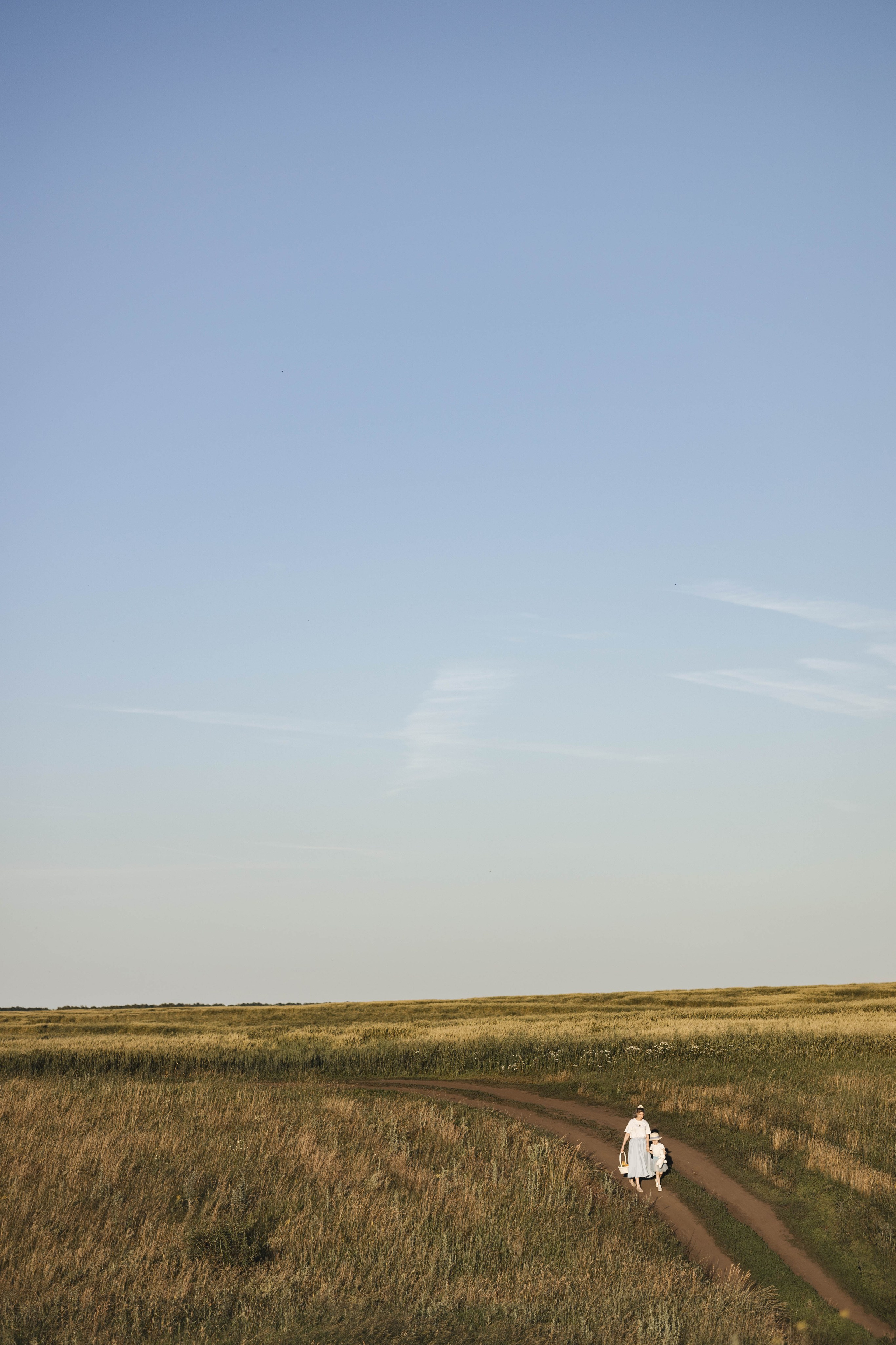 Внучка и бабуля прогулка на природе. Коммерческий фотограф