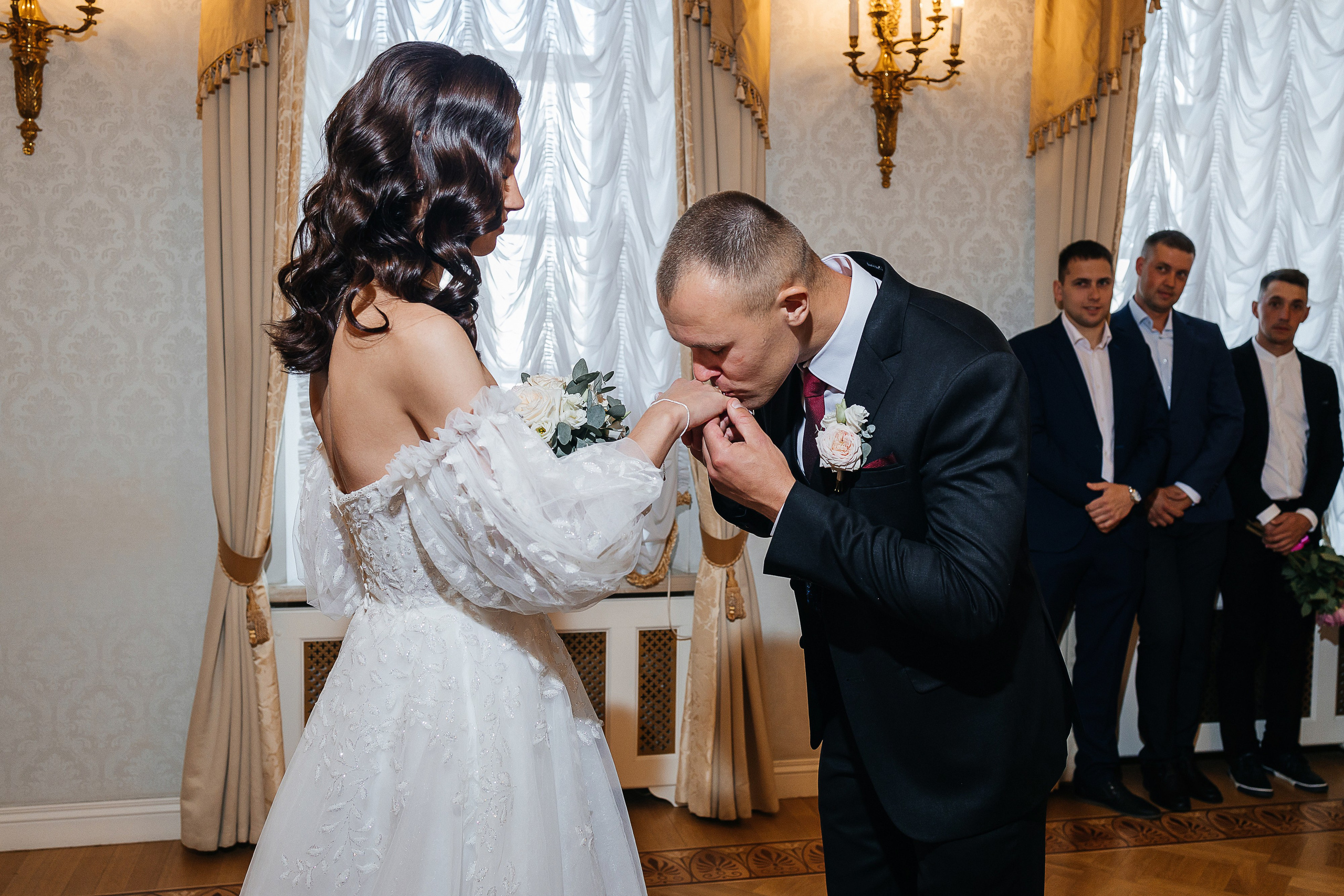 Волшебное утро невесты в номере отеля. Олег Сверчков | Свадебный фотограф Вологда