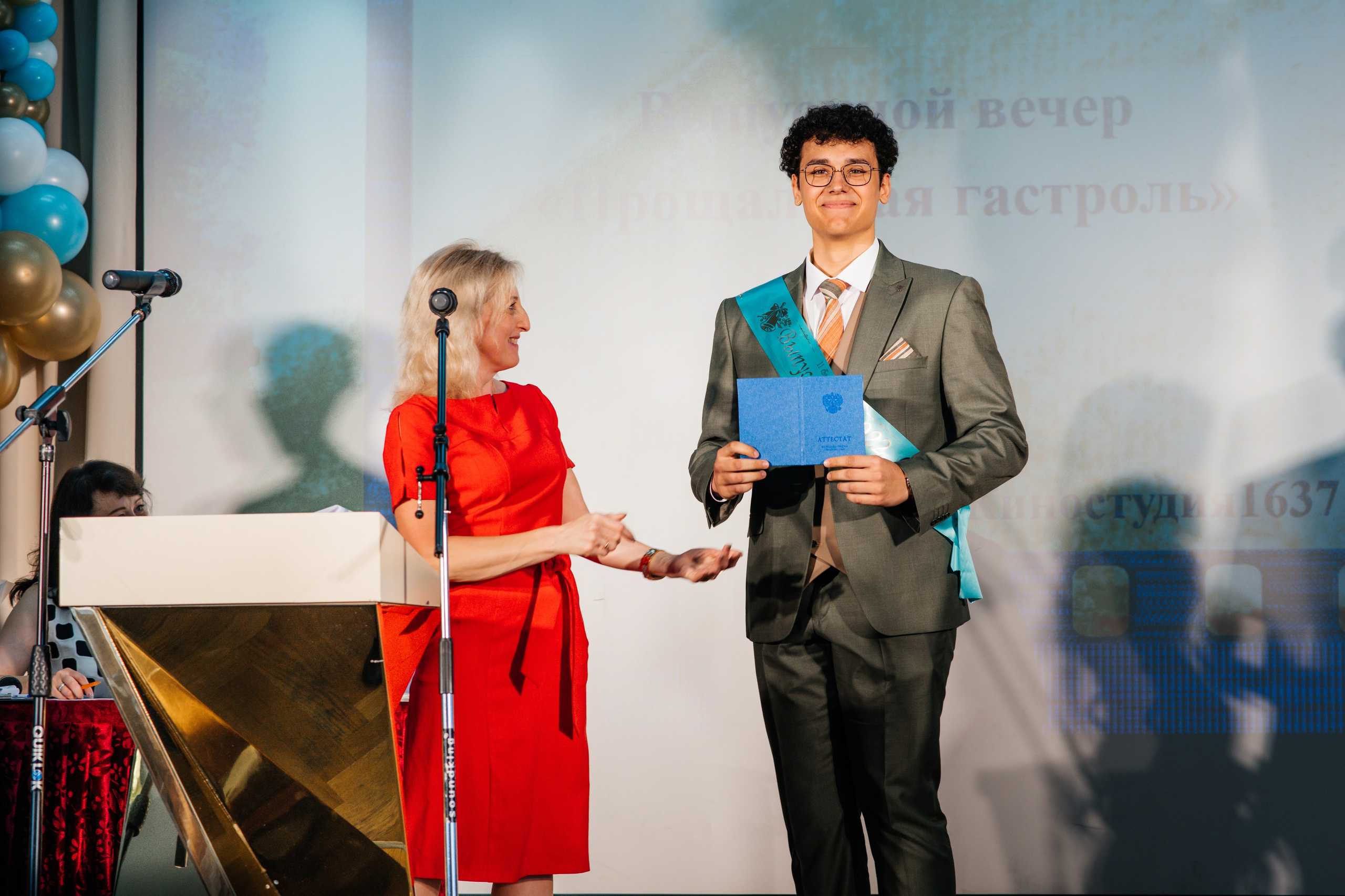 Вручение аттестатов. Выпускные альбомы в Подольске Москве и МО