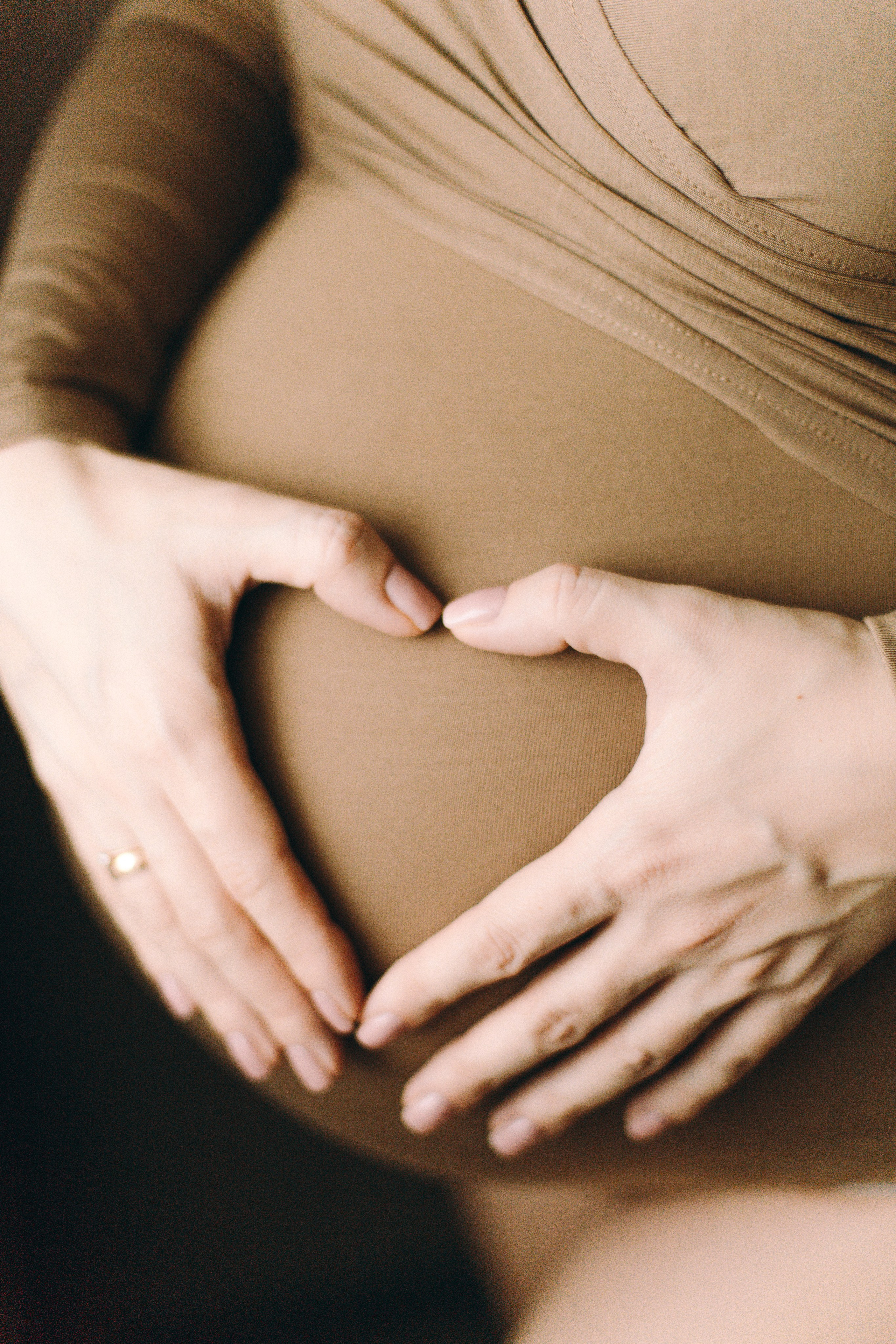 Домашняя съёмка беременности, фотосессия беременной девушки дома, беременная девушка в коричневом боди