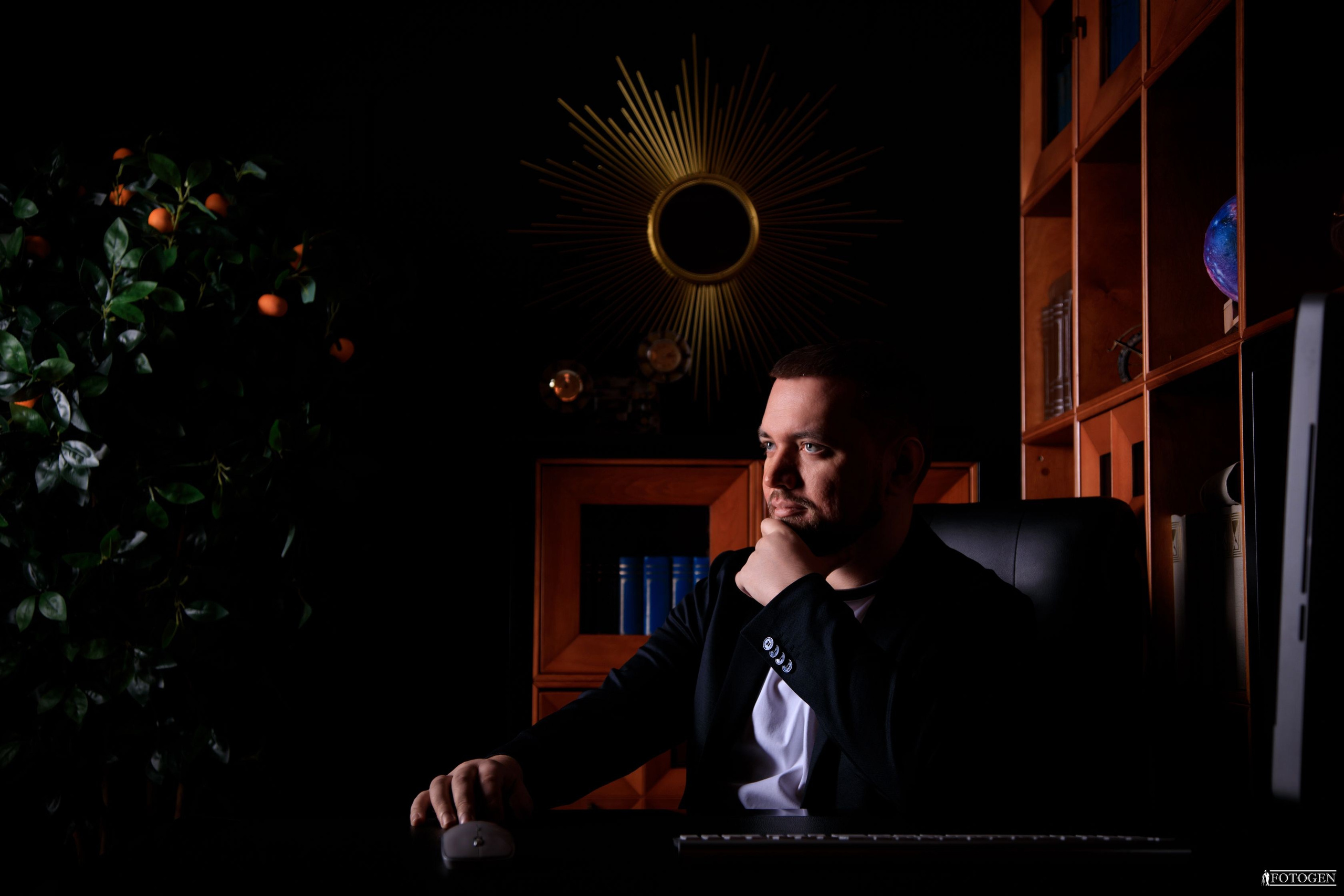 Профессиональная мужская фотосессия в Fotogen: Ваша история в кадре. Интерьерная фотостудия FOTOGEN г. Краснодар