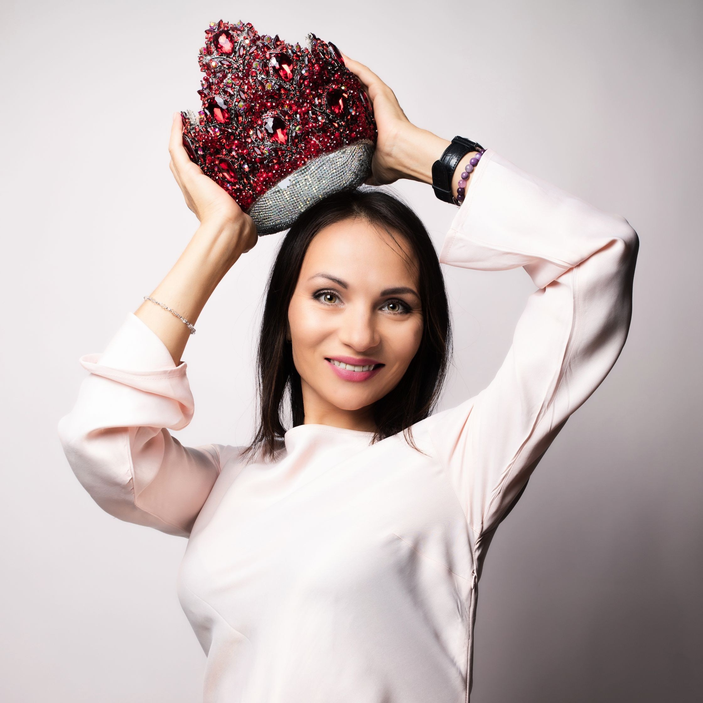 Шарм и уверенность: Индивидуальные фотосессии в Fotogen. Интерьерная фотостудия FOTOGEN г. Краснодар