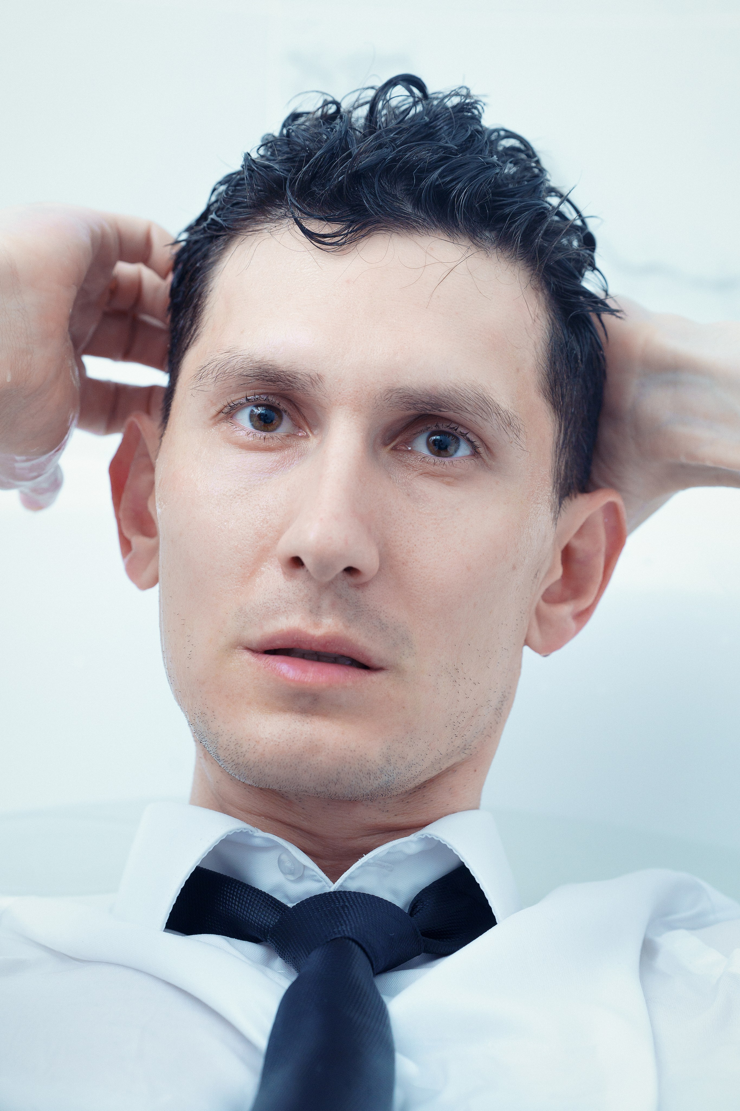 Крупный портрет мужчины с водой, эмоциональная мужская фотосессия для себя