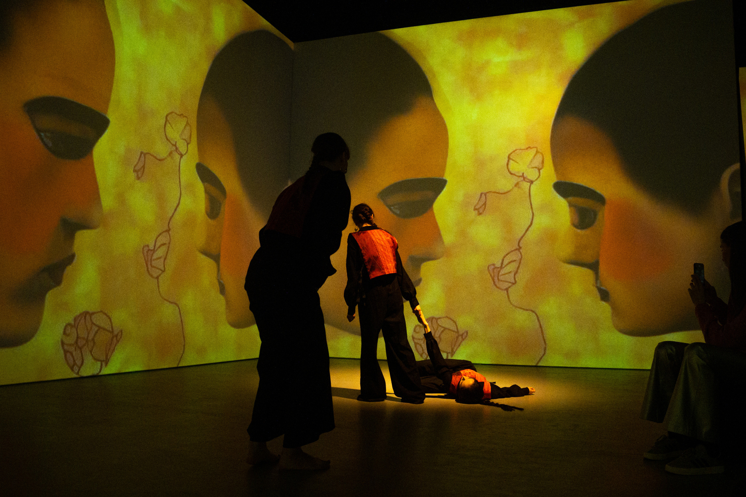 Мультимедийно-пластический перформанс Отражение. Репортажный фотограф в Казани Павел Серпокрылов