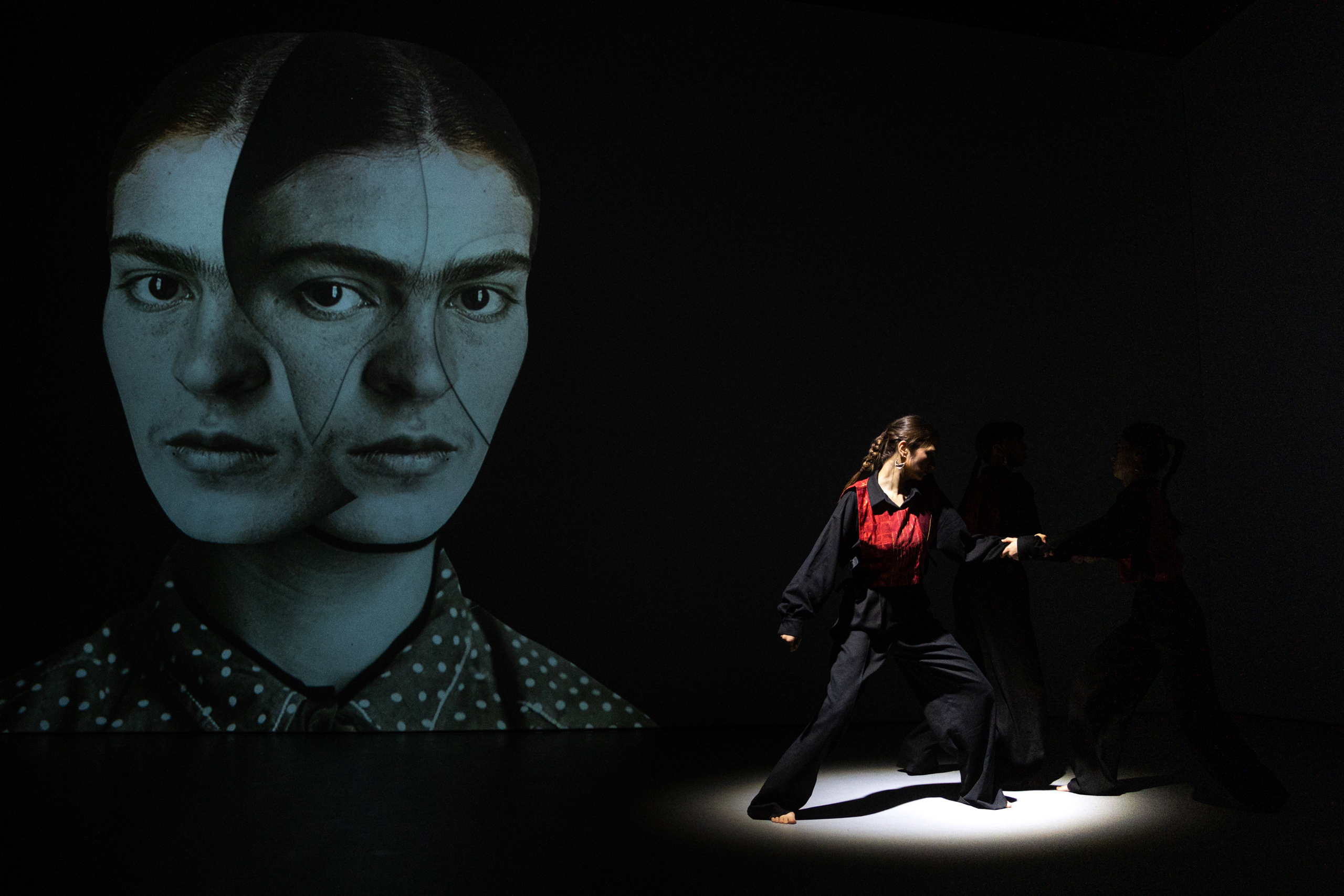 Мультимедийно-пластический перформанс Отражение. Репортажный фотограф в Казани Павел Серпокрылов