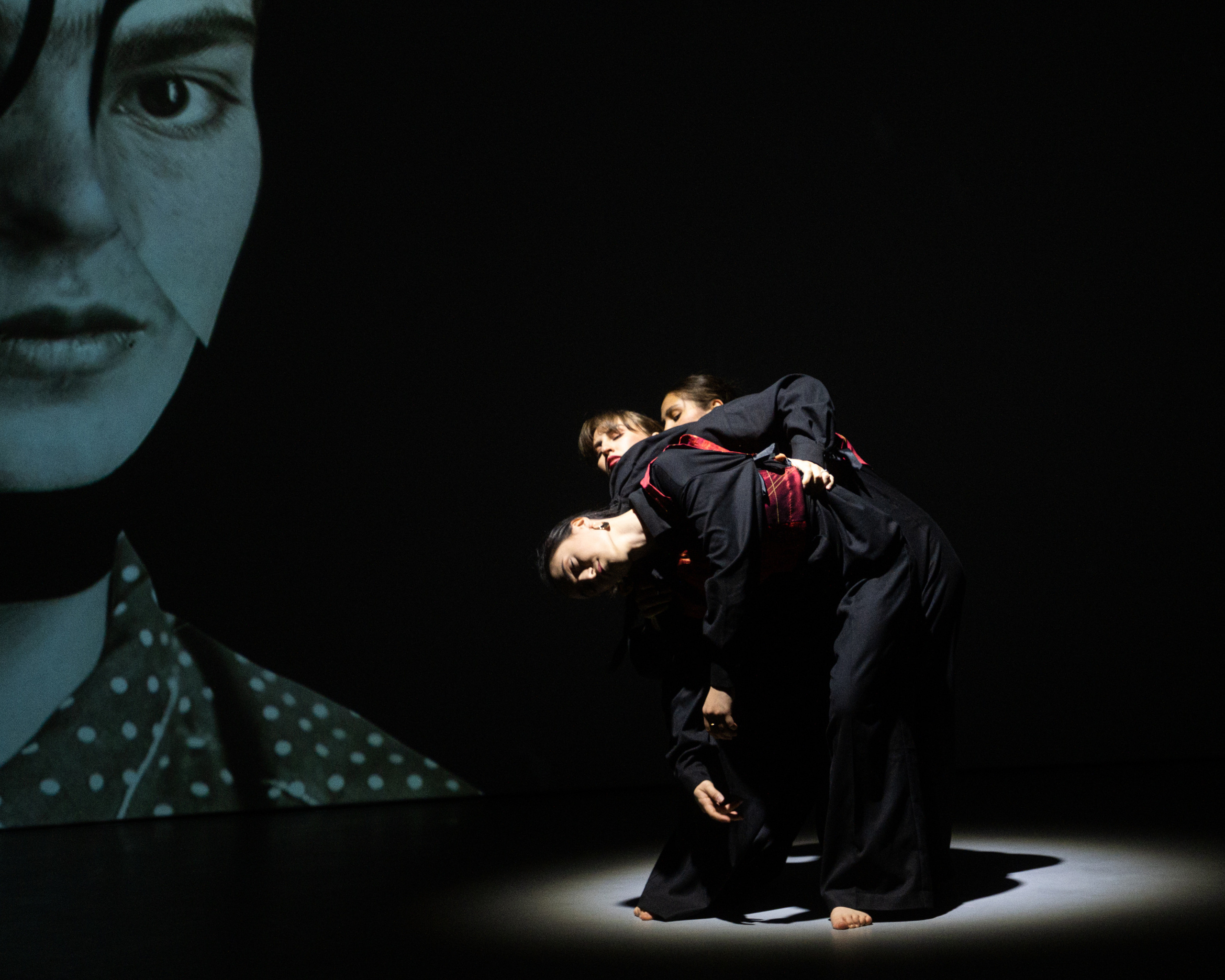 Мультимедийно-пластический перформанс Отражение. Репортажный фотограф в Казани Павел Серпокрылов