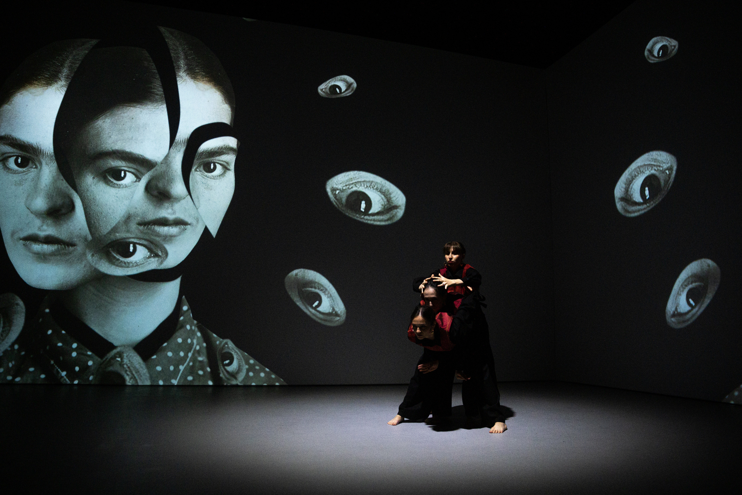 Мультимедийно-пластический перформанс Отражение. Репортажный фотограф в Казани Павел Серпокрылов