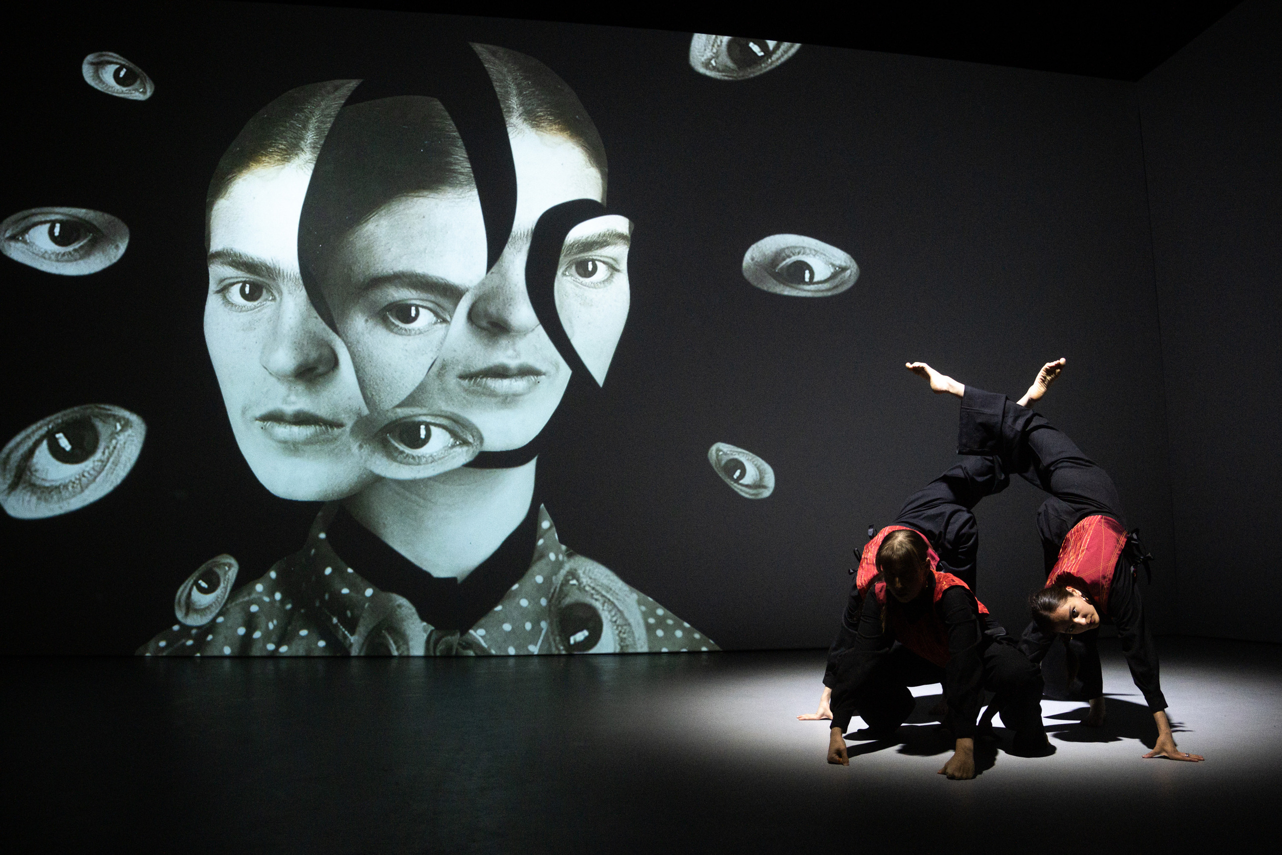 Мультимедийно-пластический перформанс Отражение. Репортажный фотограф в Казани Павел Серпокрылов