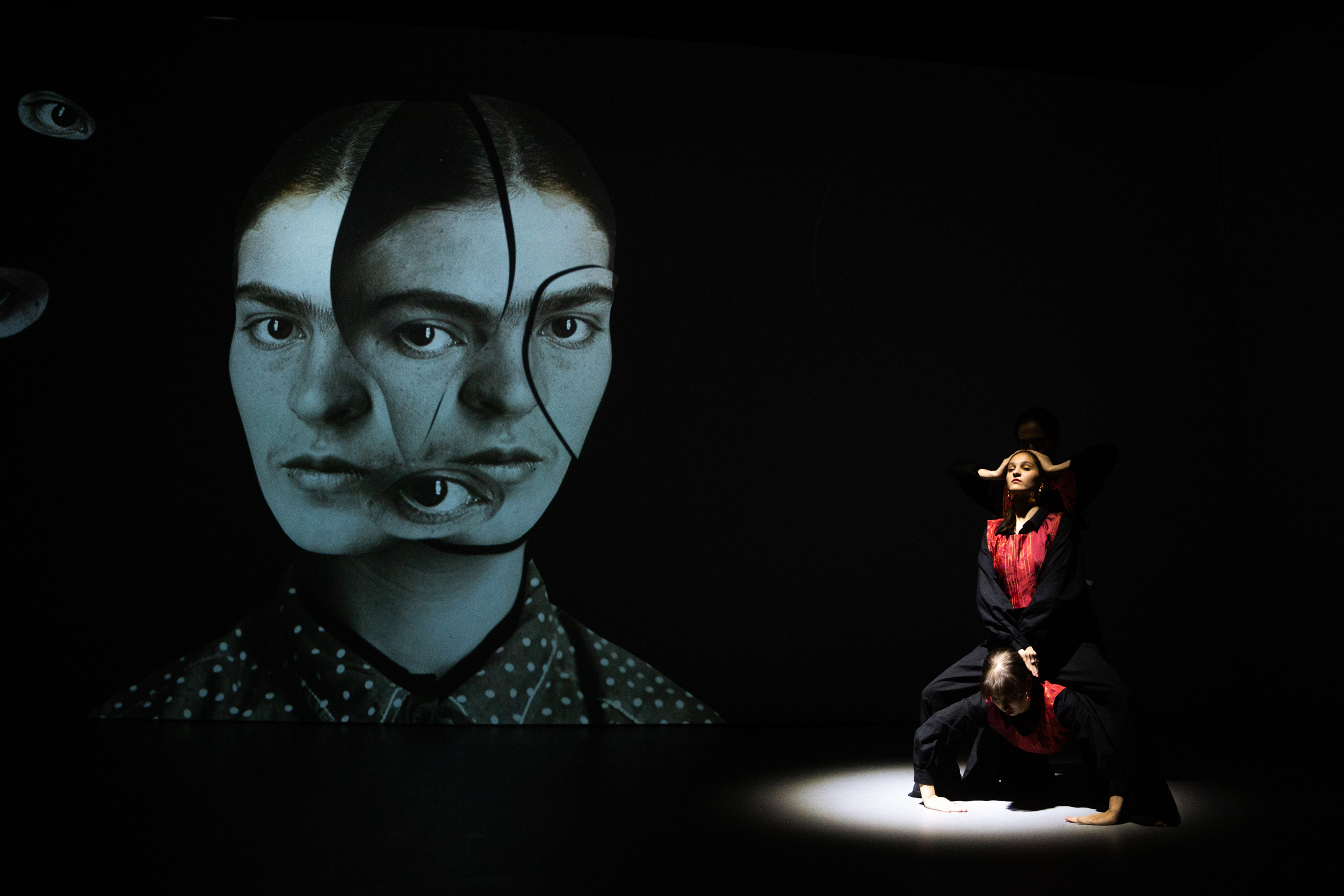 Мультимедийно-пластический перформанс Отражение. Репортажный фотограф в Казани Павел Серпокрылов