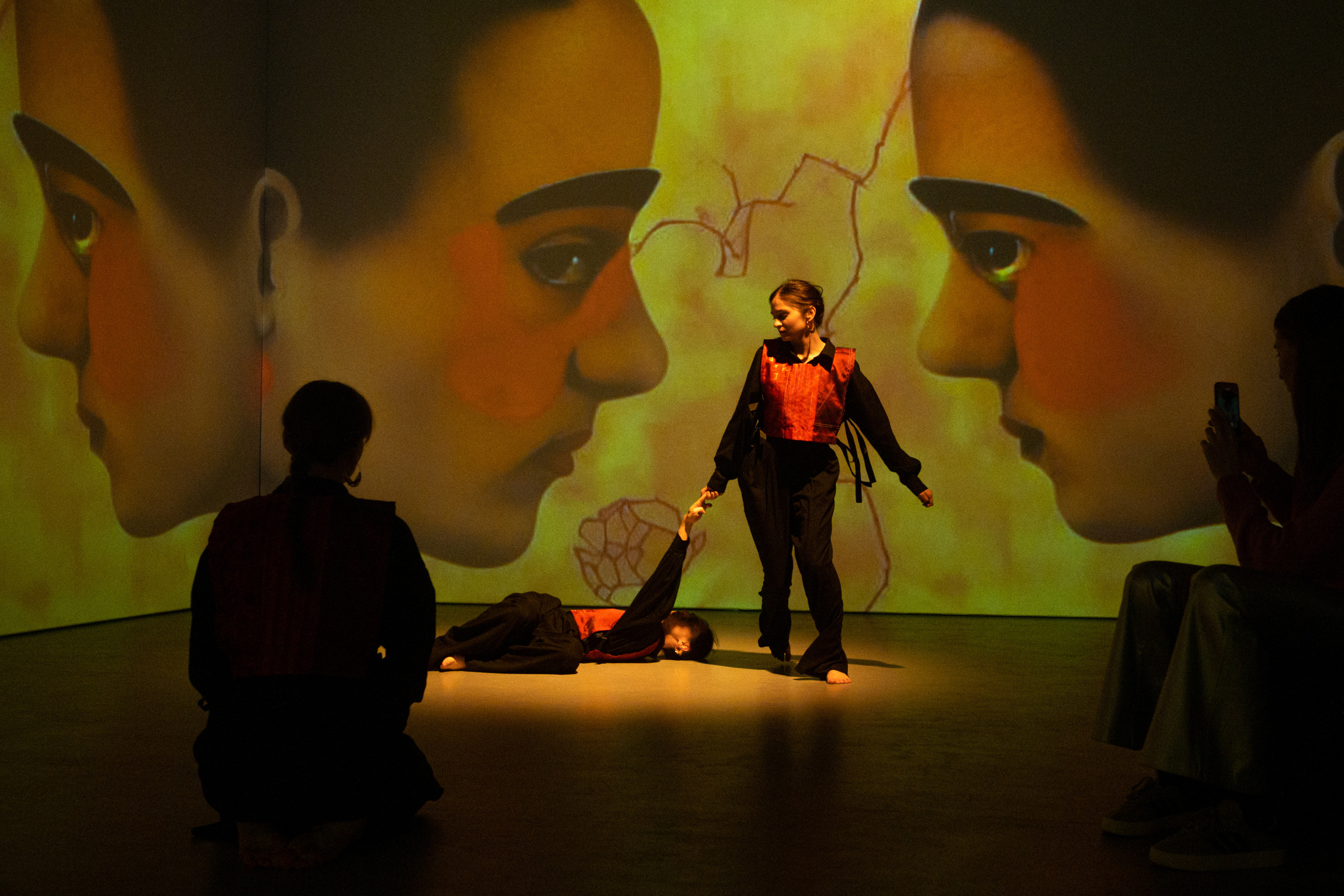 Мультимедийно-пластический перформанс Отражение. Репортажный фотограф в Казани Павел Серпокрылов