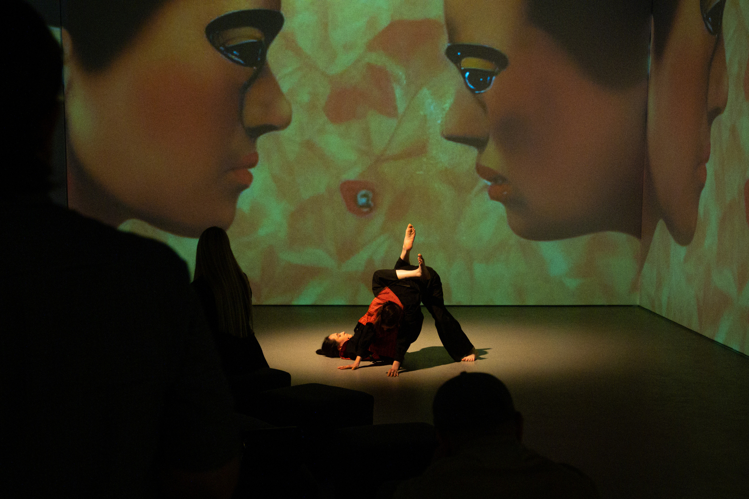 Мультимедийно-пластический перформанс Отражение. Репортажный фотограф в Казани Павел Серпокрылов