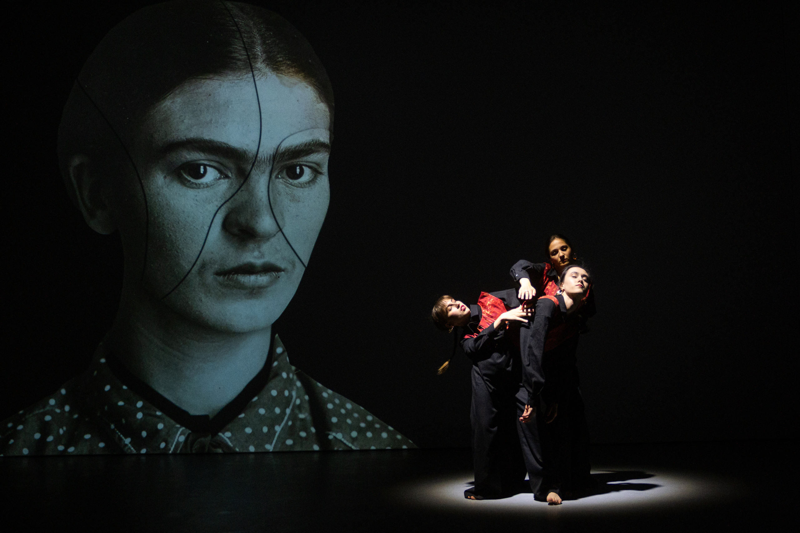 Мультимедийно-пластический перформанс Отражение. Репортажный фотограф в Казани Павел Серпокрылов