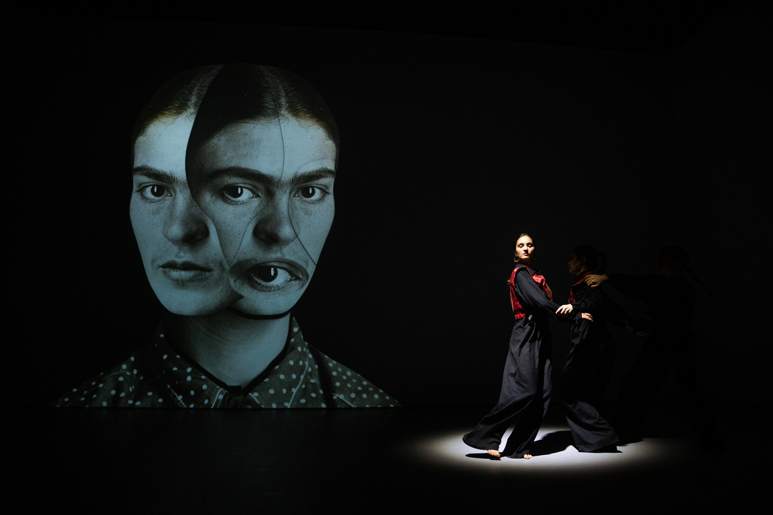 Мультимедийно-пластический перформанс Отражение. Репортажный фотограф в Казани Павел Серпокрылов