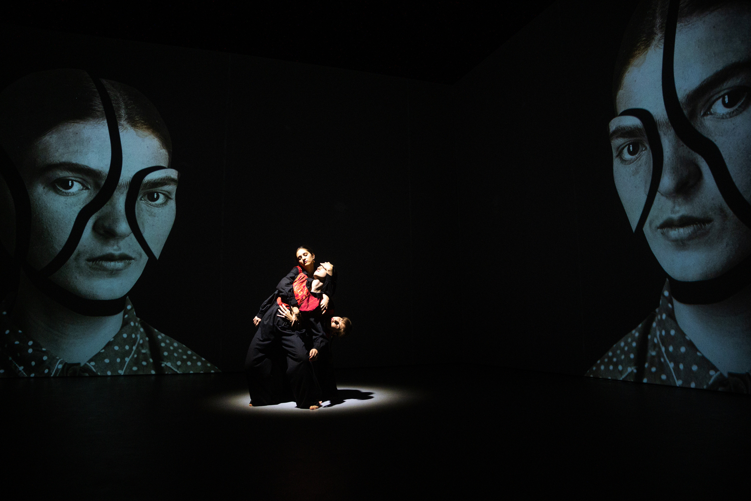 Мультимедийно-пластический перформанс Отражение. Репортажный фотограф в Казани Павел Серпокрылов