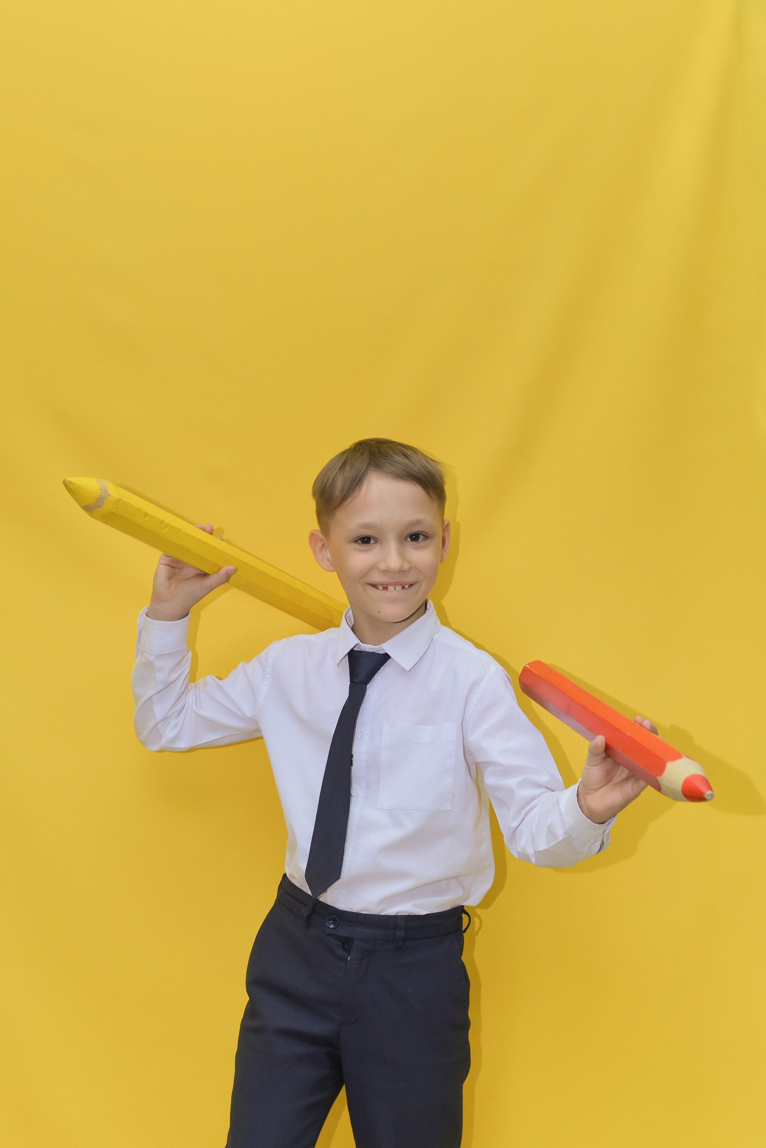 2 класс. На жёлтом фоне. «Веселые карандаши». Детский и школьный фотограф в Костанае Рабига Сейткенова