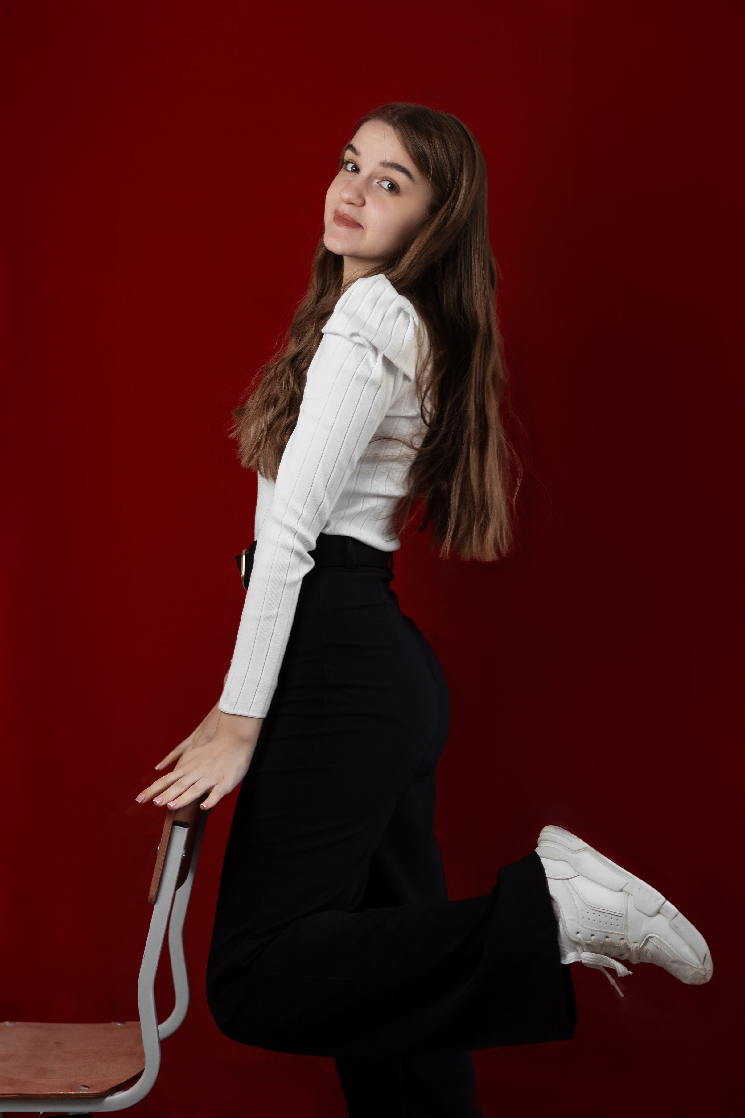 Портреты на красном фоне школа / студия. Ольга Плаксина фотограф в Саратове