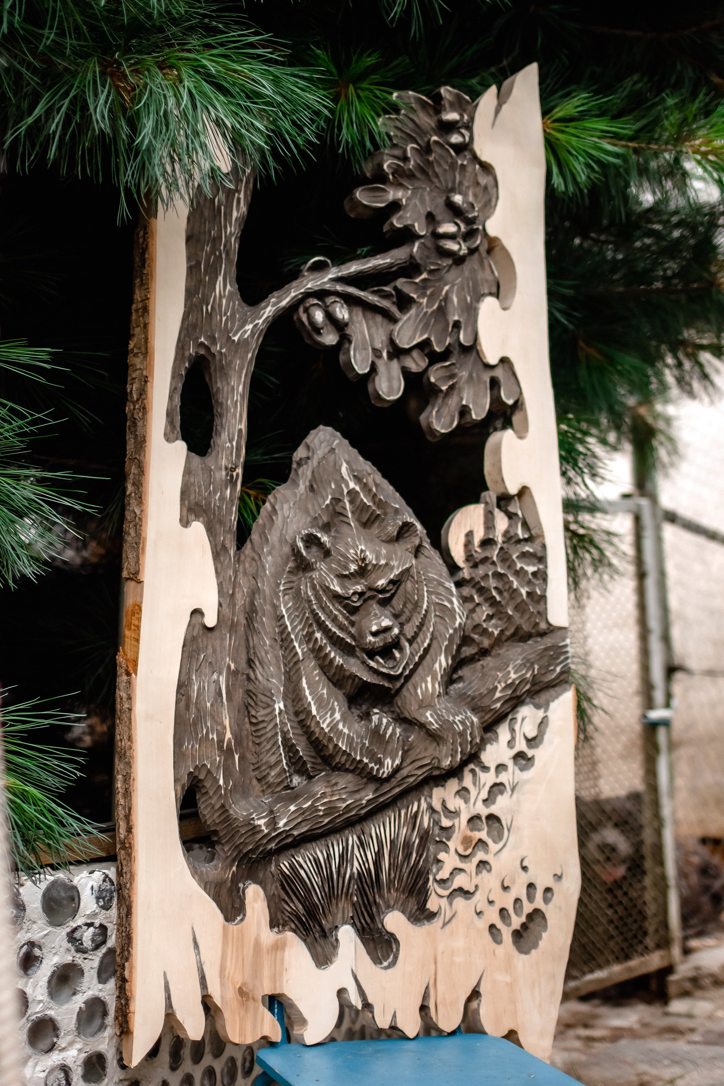 Медведь - резная картина из дереву 