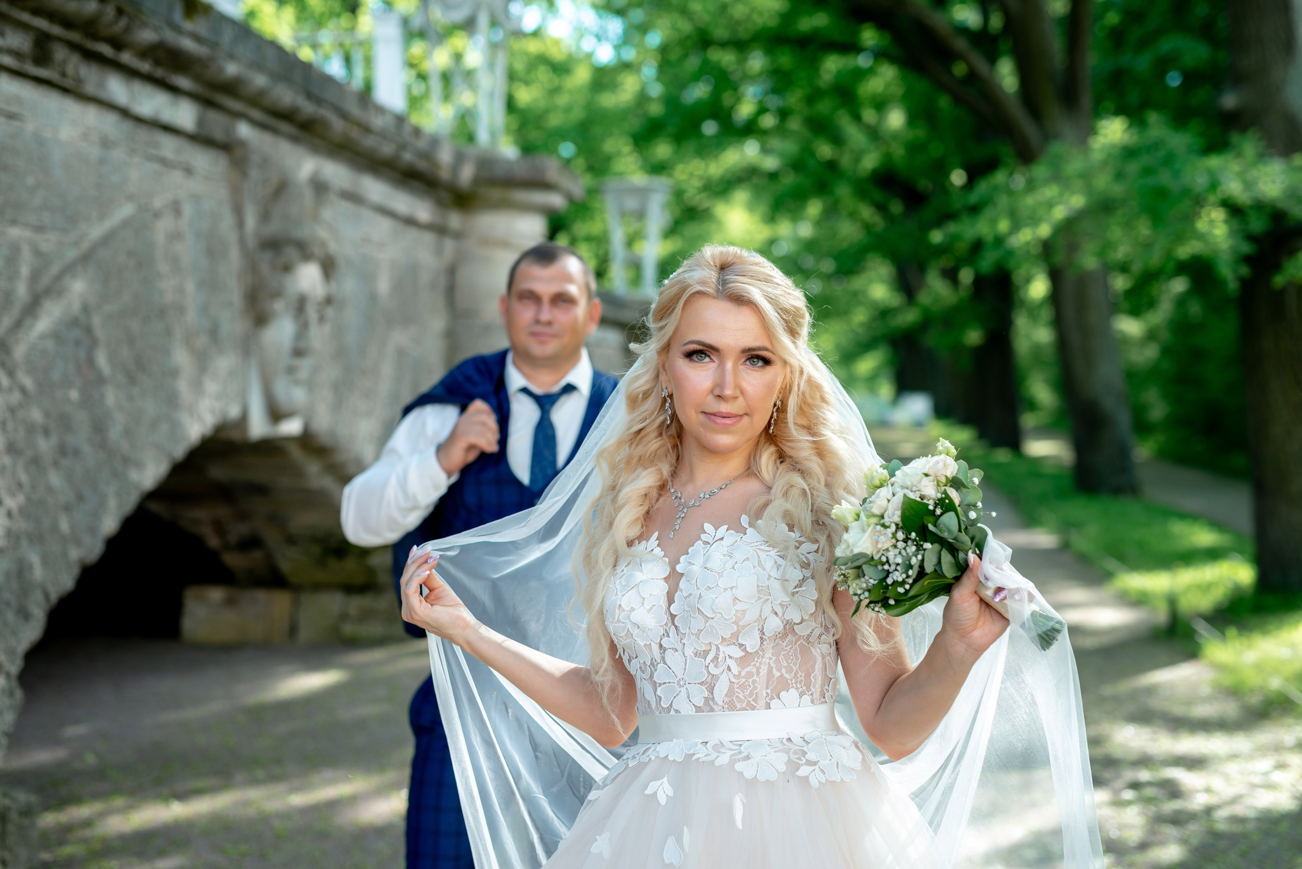 Евгения (фотосессия с малиновым chevrolet camaro, в сирени в Пушкине в Екатерининском парке). Портретный, семейный и свадебный фотограф в Санкт-Петербурге и в Пушкине Ширяев Денис
