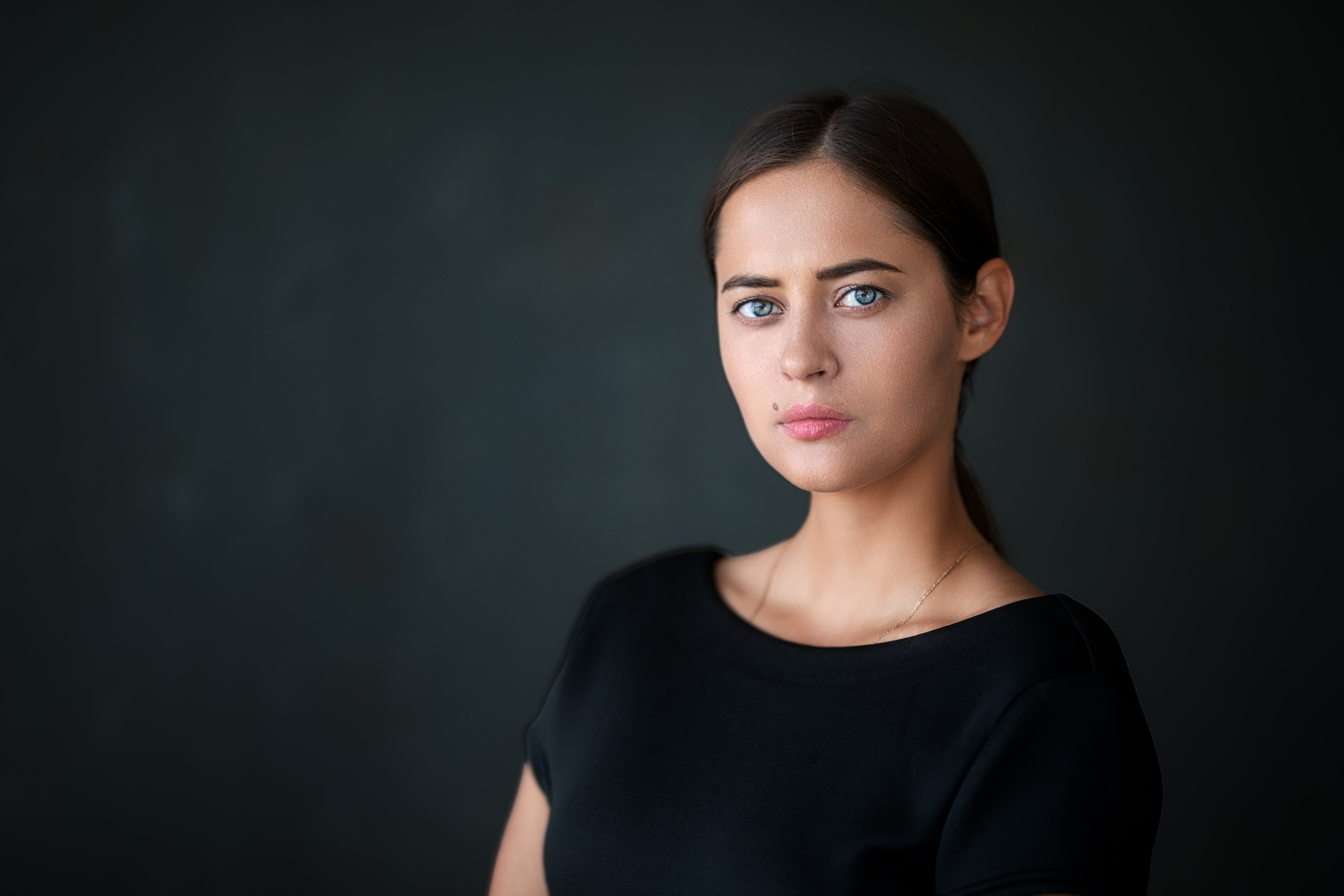 Съемка с Ольгой в студии с минимальным интерьером в формате для «себя»