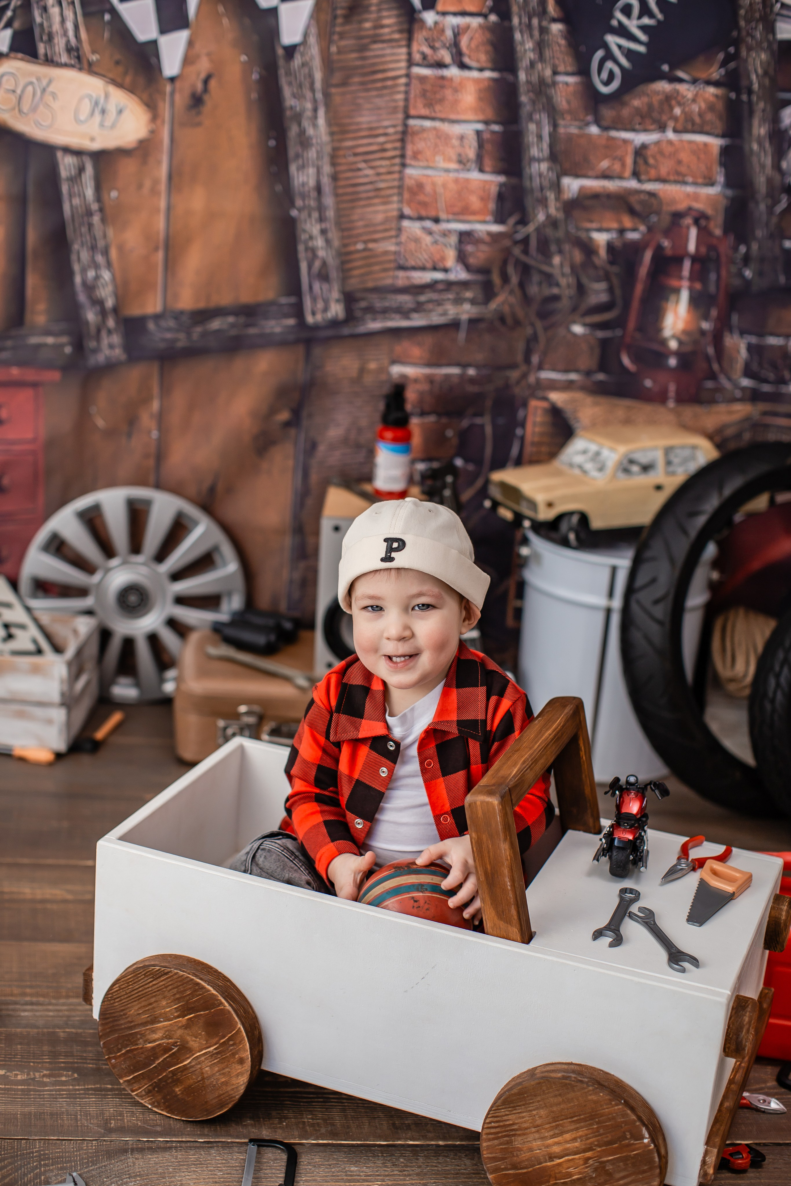 Фотодень " ГАРАЖ «(для 1-4 года) 20.09.26 г запись идёт. Детский семейный фотограф на первый годик город Новосибирск Дымова Светлана пакеты всё включено 1-3 года