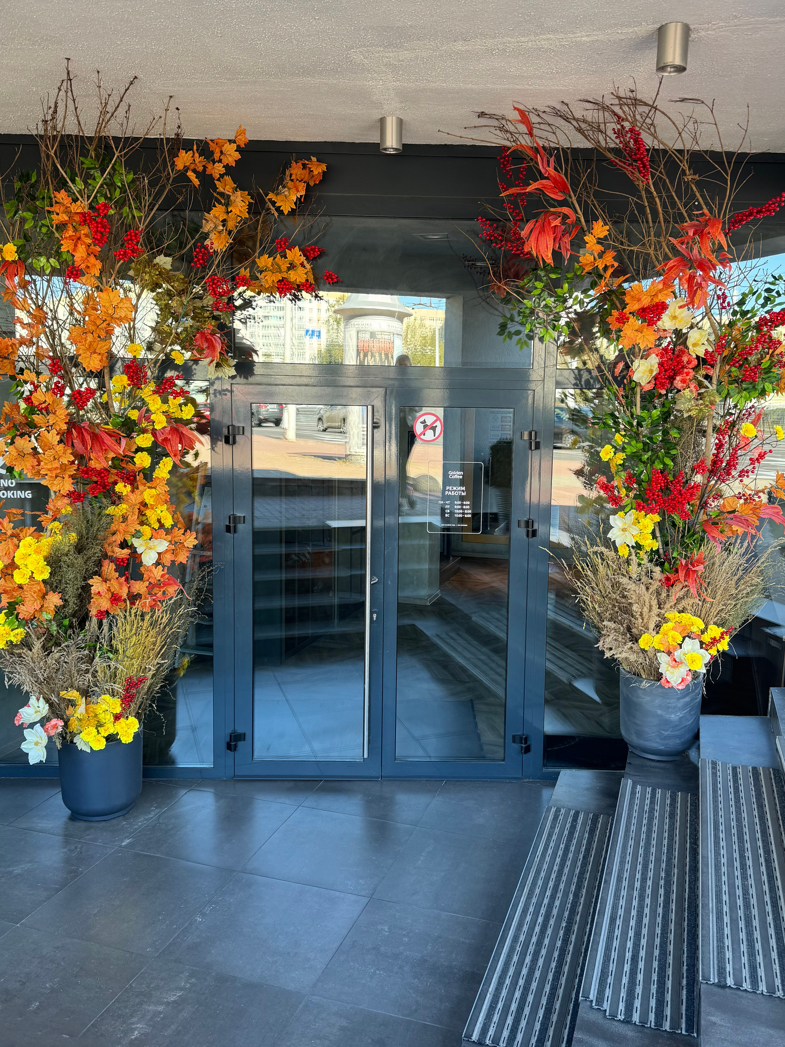 До / после. Декоратор в Минске Алёна Шевелёва. Оформление входных групп осень/зима. Декор заведений