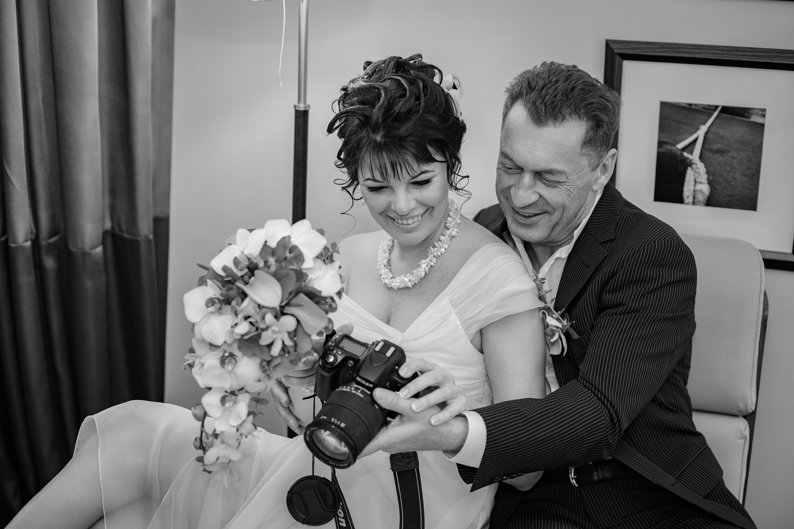 Свадебная фотосессия в отеле с обработкой в черно-белом стиле.